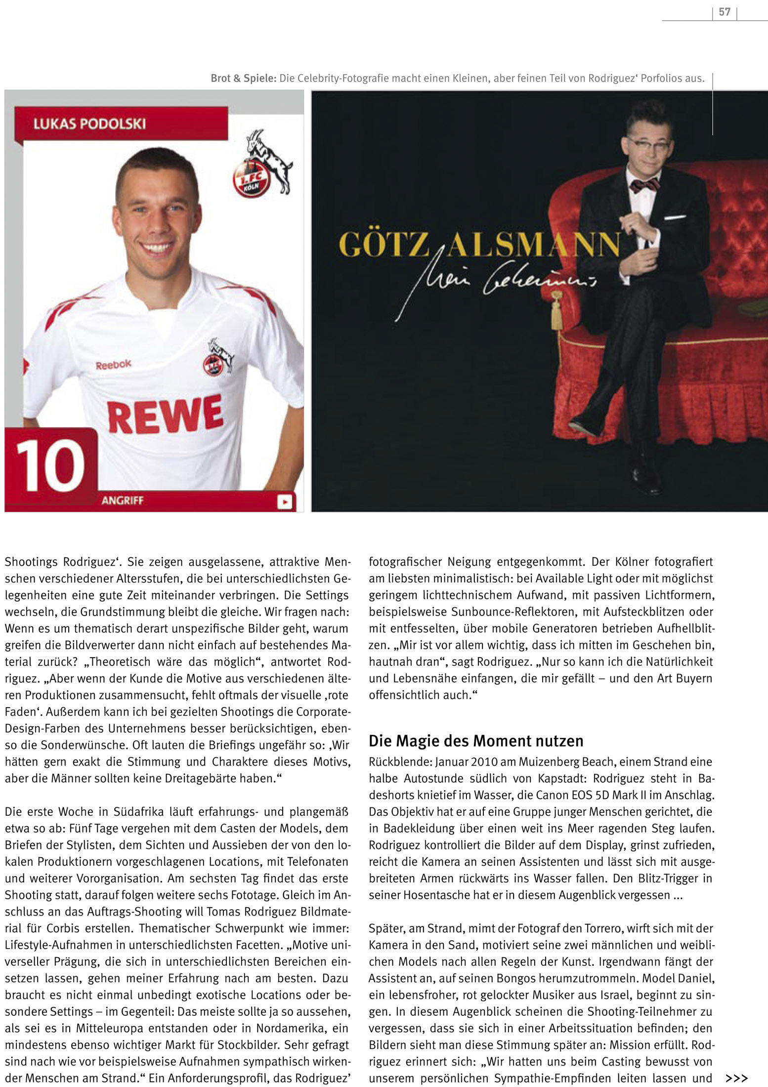 Ein junger Mann in einem weiß-roten Fußballtrikot mit der Nummer 10 posiert vor einem weißen Hintergrund. Unter seinem Porträt befinden sich mehrere Textabsätze auf Deutsch und eine Anzeige für Lukas Podolskis Fotosammlungsbuch. © Fotografie Tomas Rodriguez