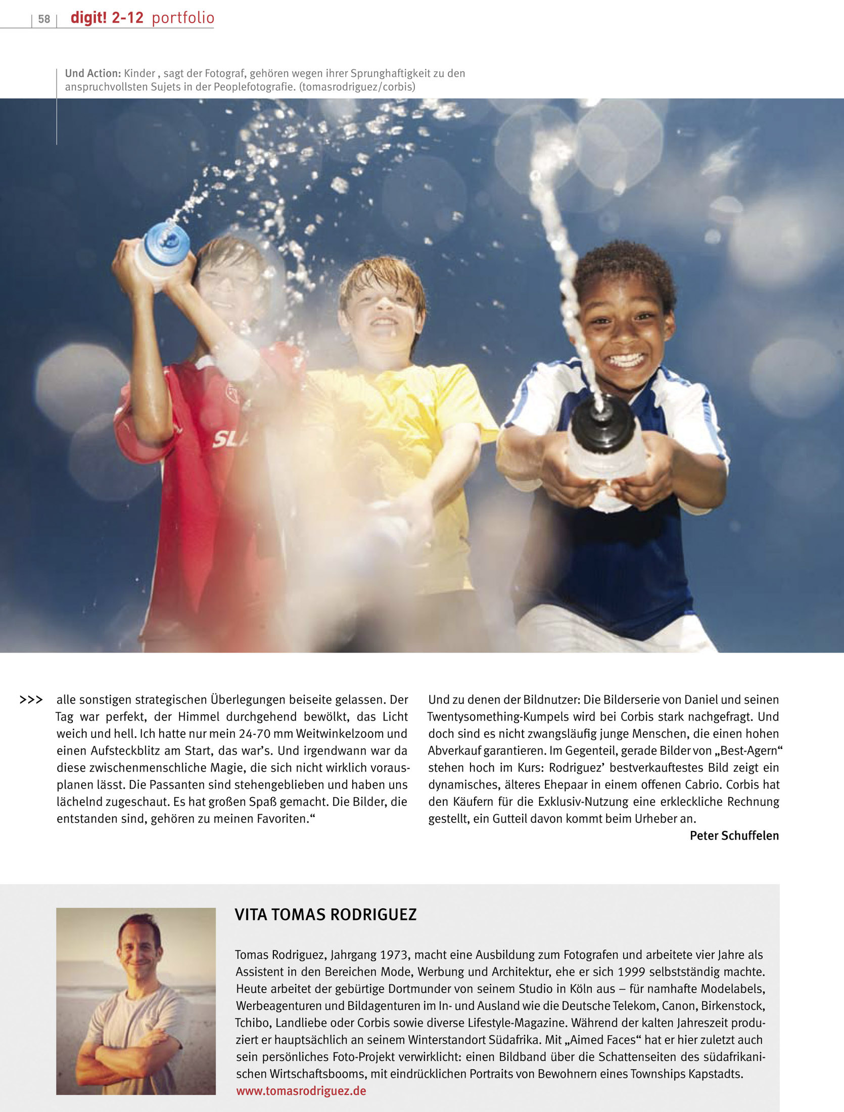 Zwei Kinder in Sportuniformen halten jubelnd einen großen Pokal hoch. Beide Kinder lächeln und um sie herum spritzt Wasser, möglicherweise von einem gerade eingeschenkten Getränk. Text und Beschreibungen umgeben das Bild. © Fotografie Tomas Rodriguez
