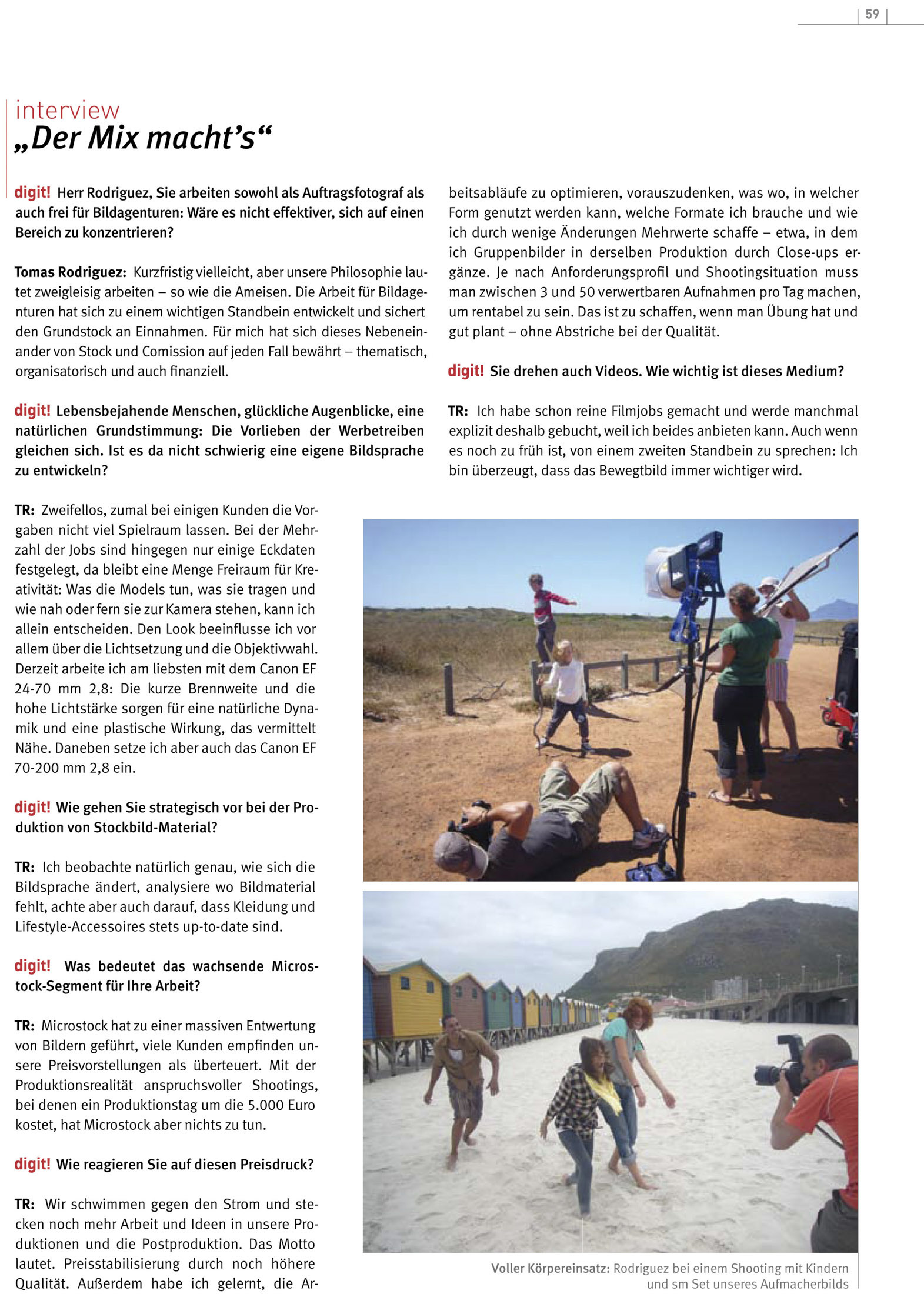 Eine Interviewseite auf Deutsch. Das Hauptfoto zeigt Menschen, die an einem Strand graben. Einer trägt einen weißen Hut, ein anderer eine blaue Kappe. Sie sind von Sand und Wasser umgeben. Andere kleinere Bilder zeigen Gemeinschaftsaktivitäten, darunter Gruppentreffen und eine Gartenszene. © Fotografie Tomas Rodriguez