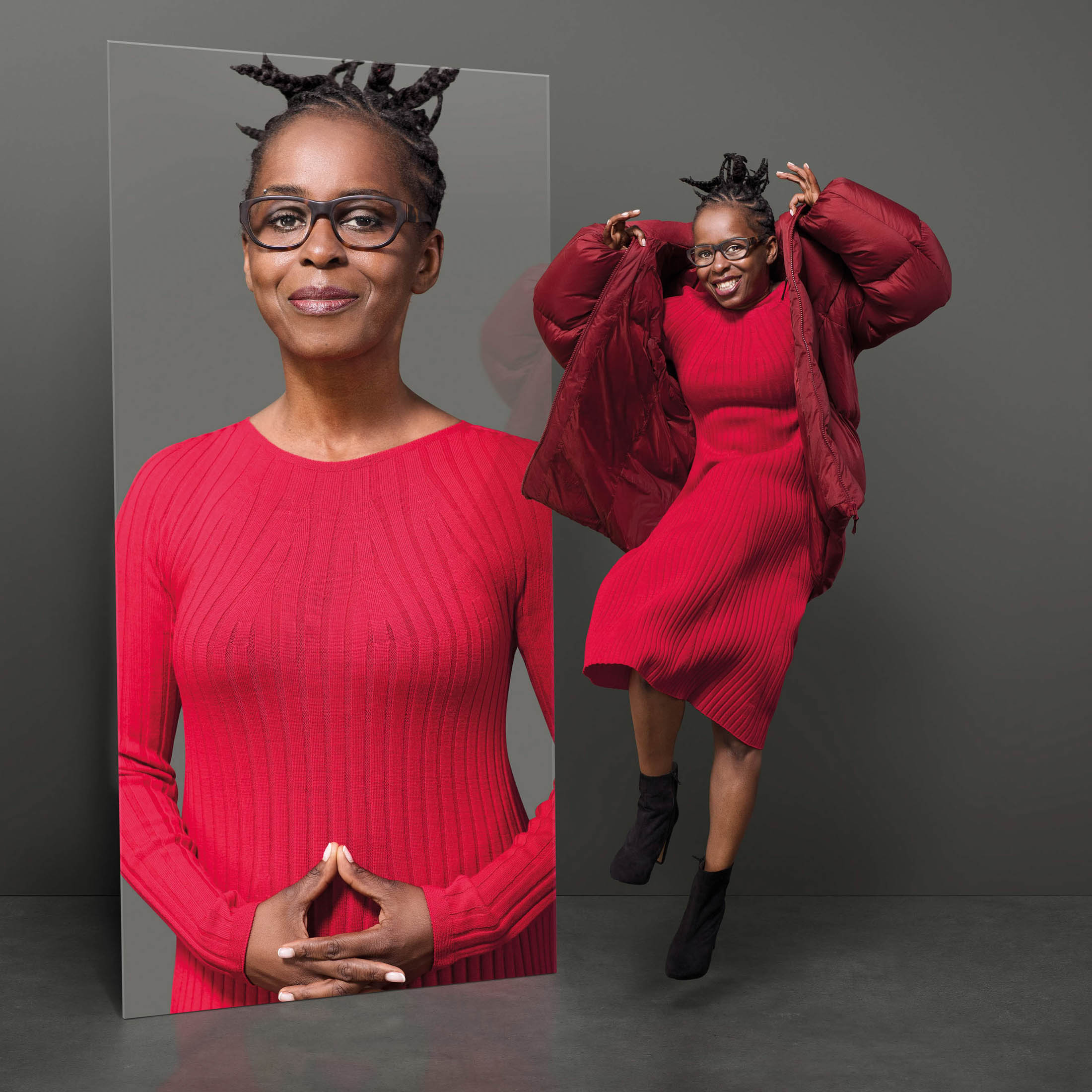 Eine Frau in einem roten Outfit wird in einem Spiegel reflektiert und zeigt zwei Posen: Eine, in der sie ruhig mit gefalteten Händen steht und eine andere, in der sie freudig hüpft und eine verspielte Geste macht. © Fotografie Tomas Rodriguez