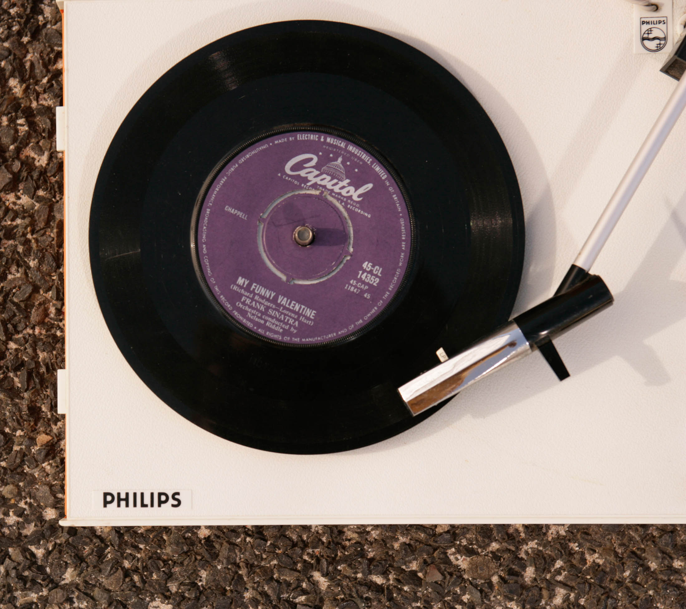 Eine Vinyl-Schallplatte von Capitol Records mit dem Titel „My Funny Valentine“ wird auf einen Philips-Plattenspieler gelegt, die Nadel berührt die Platte und ist bereit zum Abspielen. © Fotografie Tomas Rodriguez