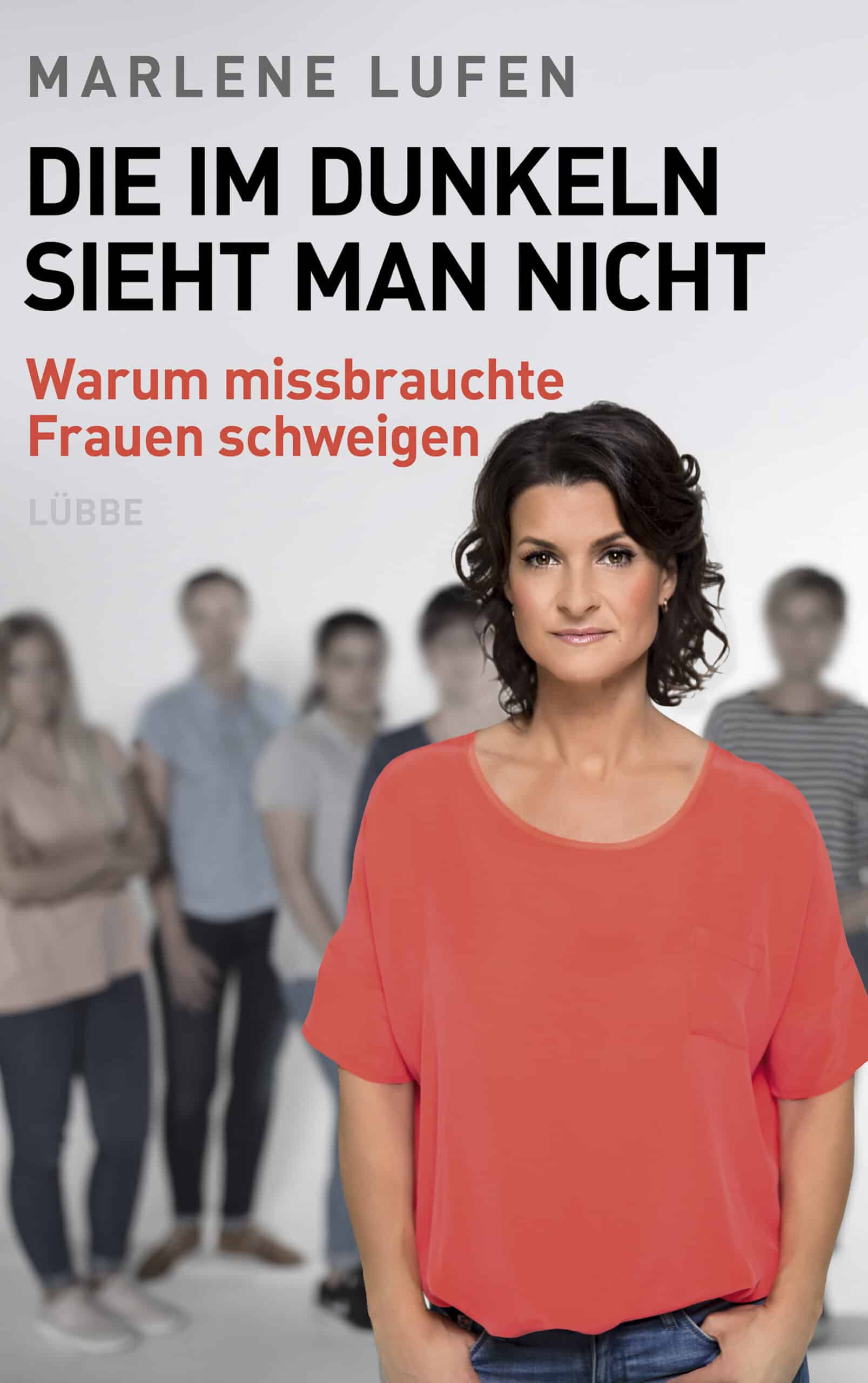 Ein Buchcover, auf dem eine Frau mit dunklem Haar und roter Bluse selbstbewusst im Vordergrund steht. Hinter ihr sind mehrere verschwommene Gestalten zu sehen. Der Titel lautet „Die im Dunkeln sieht man nicht“ und der Untertitel „Warum missbrauchte Frauen schweigen“ von Marlene Lufen. © Fotografie Tomas Rodriguez