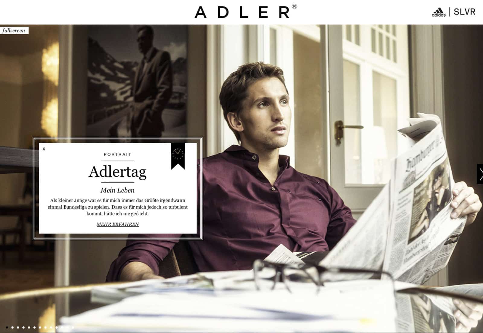 Ein Mann sitzt drinnen an einem Schreibtisch. Er trägt ein Freizeithemd und hält eine Zeitung in der Hand. Er blickt nachdenklich in die Ferne. Der Text auf dem Bild enthält die Wörter „ADLER“, „Adlertag“ und „Mein Leben“. Eine Sonnenbrille und ein Buch mit Brille liegen auf dem Schreibtisch vor ihm. © Fotografie Tomas Rodriguez