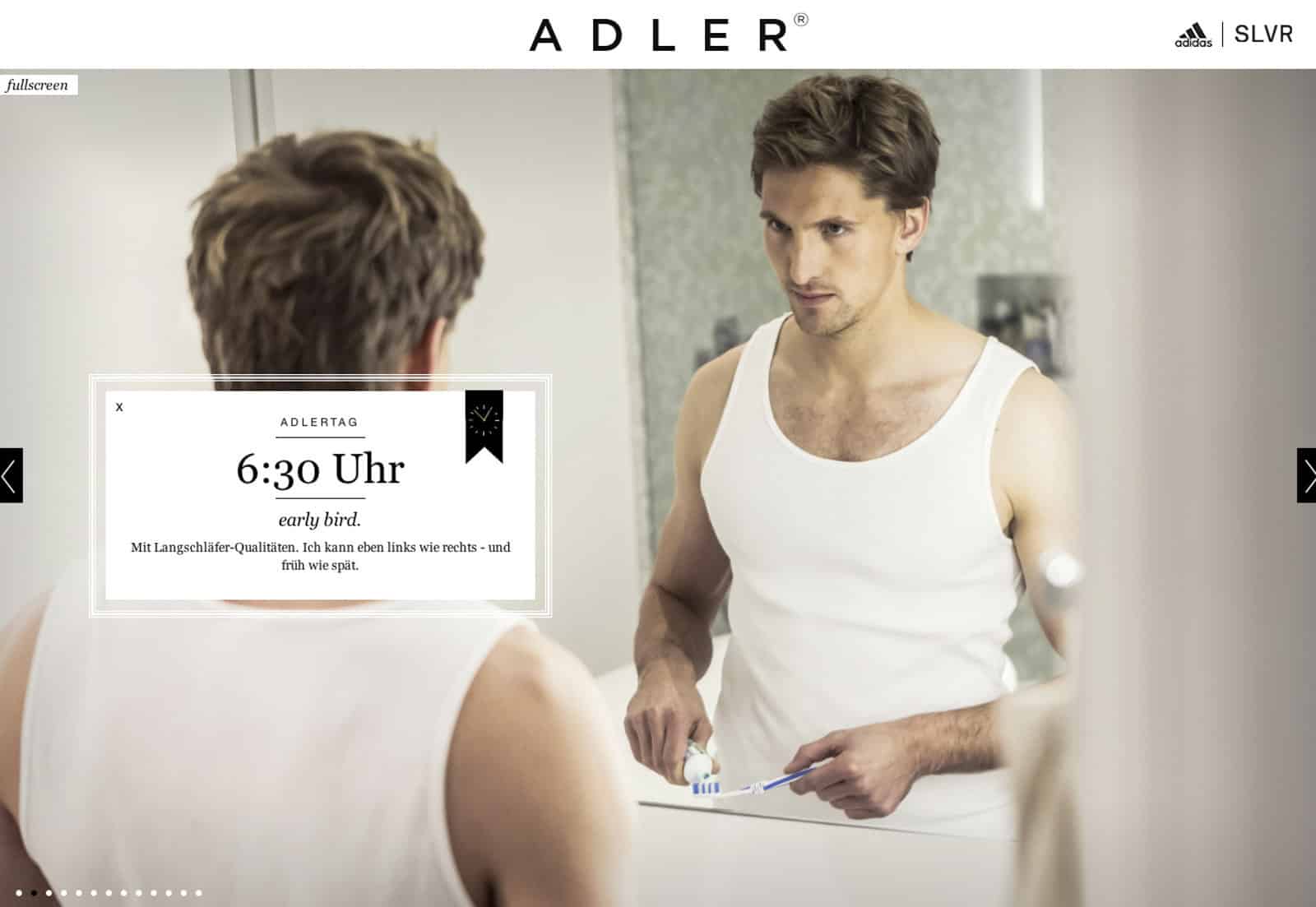 Ein Mann in einem weißen Tanktop betrachtet sich in einem Badezimmerspiegel, während er eine Zahnbürste hält. Ein Text-Overlay zeigt „ADLER“, die Zeit „6:30 Uhr“ und den Ausdruck „early bird“ auf Deutsch und Englisch. Oben werden die Marken „Fullscreen“, „adidas“ und „SLVR“ angezeigt. © Fotografie Tomas Rodriguez