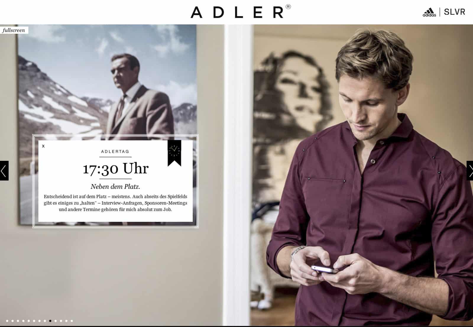 Ein Mann mit blonden Haaren und einem kastanienbraunen Hemd blickt auf sein Smartphone. Hinter ihm ist ein verschwommenes Foto eines anderen Mannes im Anzug zu sehen. Ein Textfeld im Bild zeigt eine Veranstaltung um 17:30 Uhr an und erwähnt oben „ADLER“. © Fotografie Tomas Rodriguez