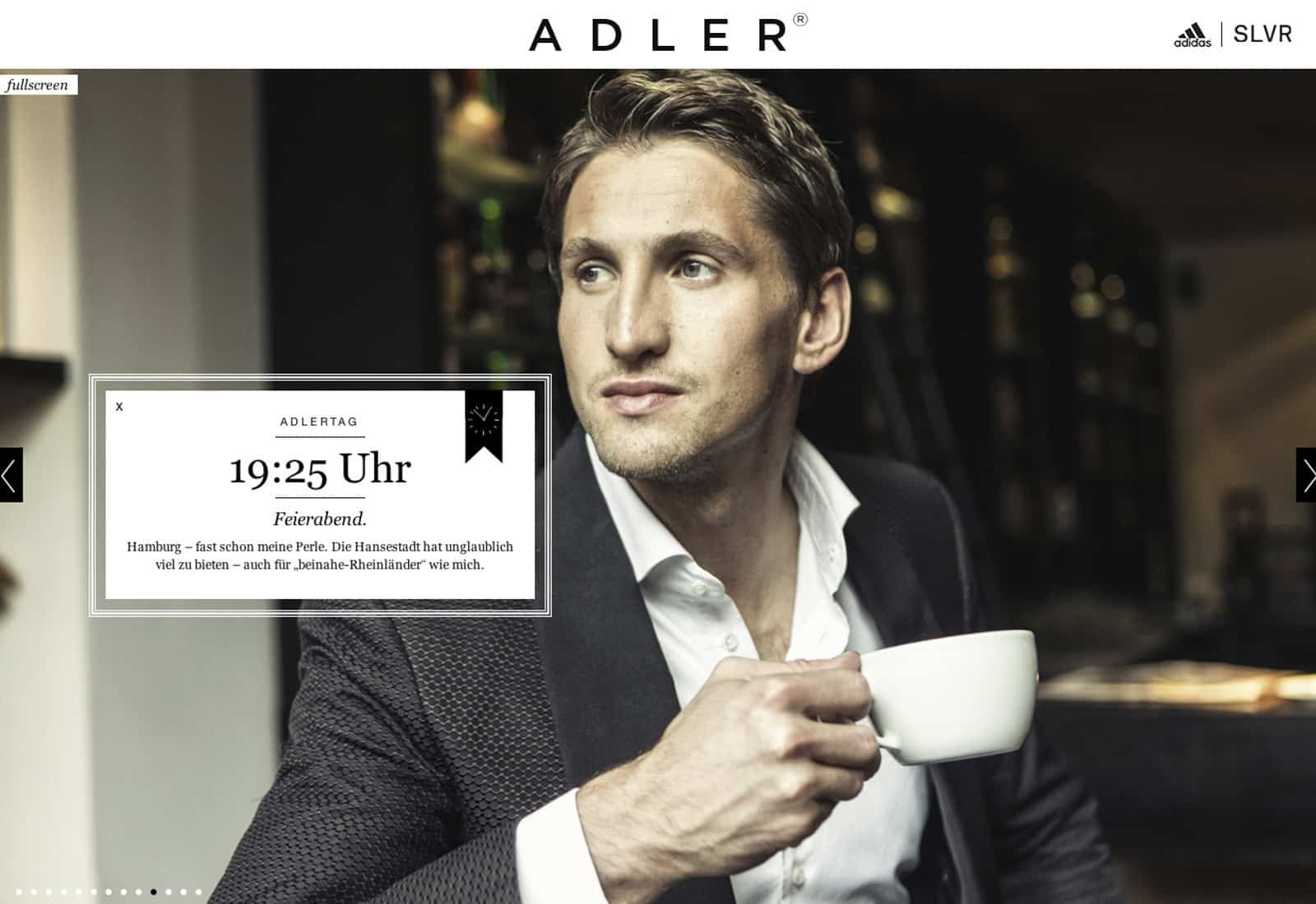 Ein Mann in grauem Blazer und weißem Hemd hält eine weiße Tasse Kaffee in der Hand. Er sitzt in einem stilvollen Innenraum. Links davon befindet sich ein Textfeld mit dem Titel „ADLER“ und der Uhrzeit „19:25 Uhr“. Der Hintergrund zeigt einen eleganten und schwach beleuchteten Innenraum. © Fotografie Tomas Rodriguez