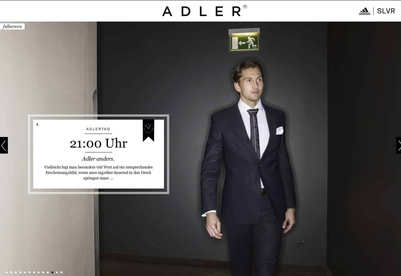 Ein Mann in dunklem Anzug und Krawatte geht durch einen schwach beleuchteten Flur, über dem ein Notausgangsschild hängt. Die Texteinblendung lautet auf Deutsch: „Adler anders. Vielleicht liegt hierin besonderes Wofür! Wer auf ein entsprechendes Erscheinungsbild kommt, wenn man täglich seinen Job in den Dreck springen muss.“ © Fotografie Tomas Rodriguez
