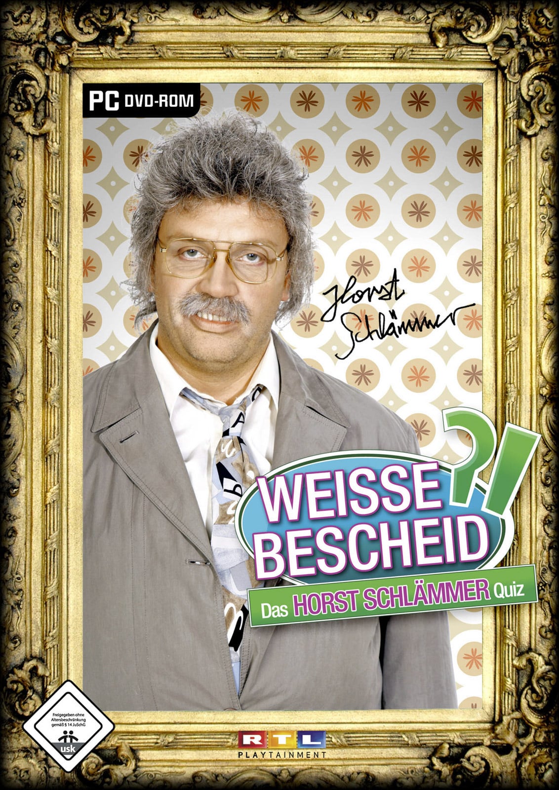 Auf einer gerahmten PC-DVD-ROM-Hülle ist ein Mann mit Brille, grauer Perücke und Schnurrbart vor einem Retro-Tapetenhintergrund abgebildet. Der Titel lautet „WEISSE BESCHIED?! Das HORST SCHLÄMMER Quiz“. Auf der Hülle sind Logos von RTL, Playtainment und ein Symbol für die Altersfreigabe zu sehen. © Fotografie Tomas Rodriguez