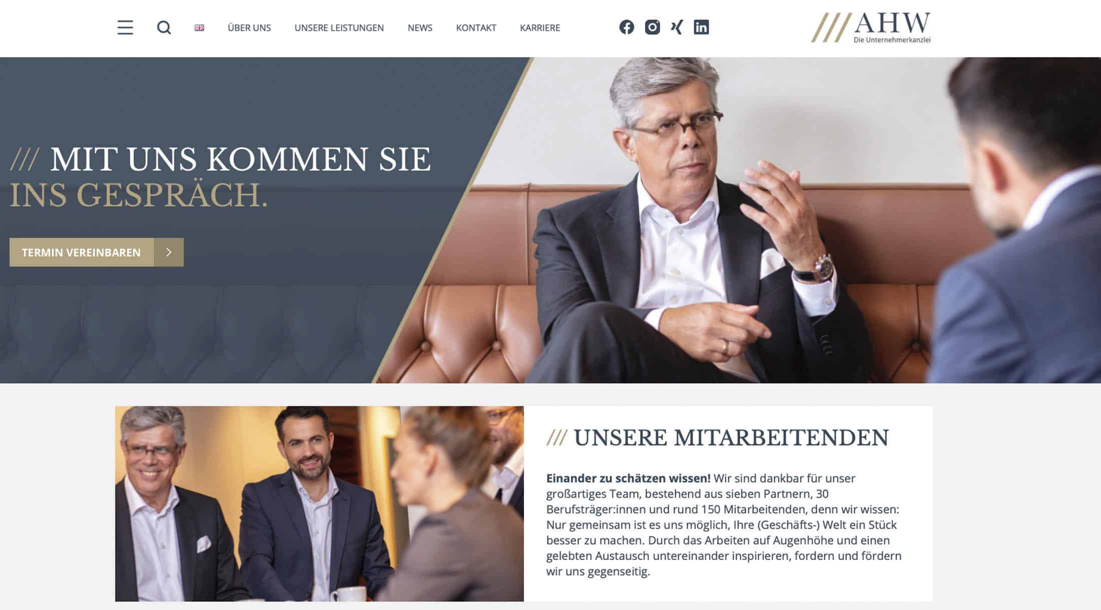 Screenshot einer professionellen Website. In der Kopfzeile ist ein sprechender Mann im Anzug zu sehen, mit dem Text „Mit uns kommen Sie ins Gespräch“ und der Schaltfläche „Termin vereinbaren“. Unten finden Sie den Bereich „Unsere Mitarbeitenden“ mit Bildern von Mitarbeitern im Gespräch. Die Website trägt den Namen AHW. © Fotografie Tomas Rodriguez