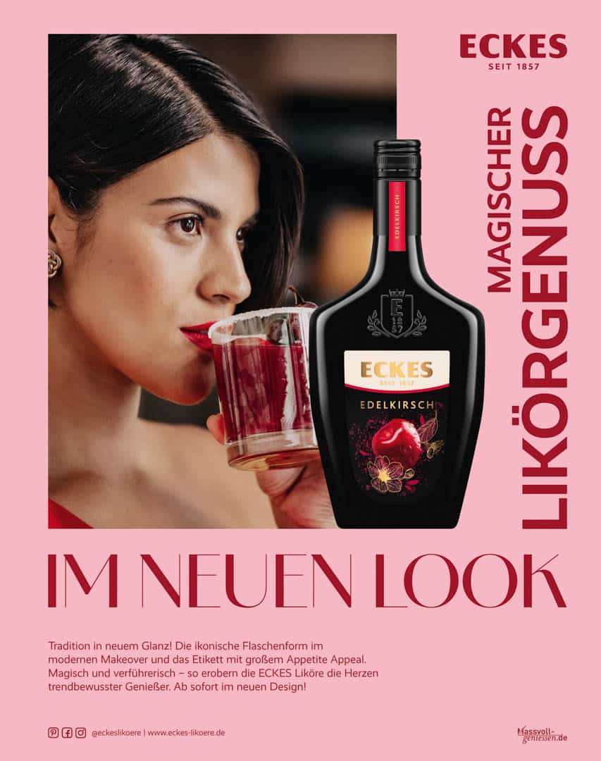 Eine Frau in rotem Outfit nippt an einem Glas, neben ihr steht eine Flasche Eckes Edelkirschlikör. Der Text hebt einen neuen Look des Produkts hervor und betont seinen magischen Geschmack und seine moderne Anziehungskraft vor einem rosaroten Hintergrund. © Fotografie Tomas Rodriguez