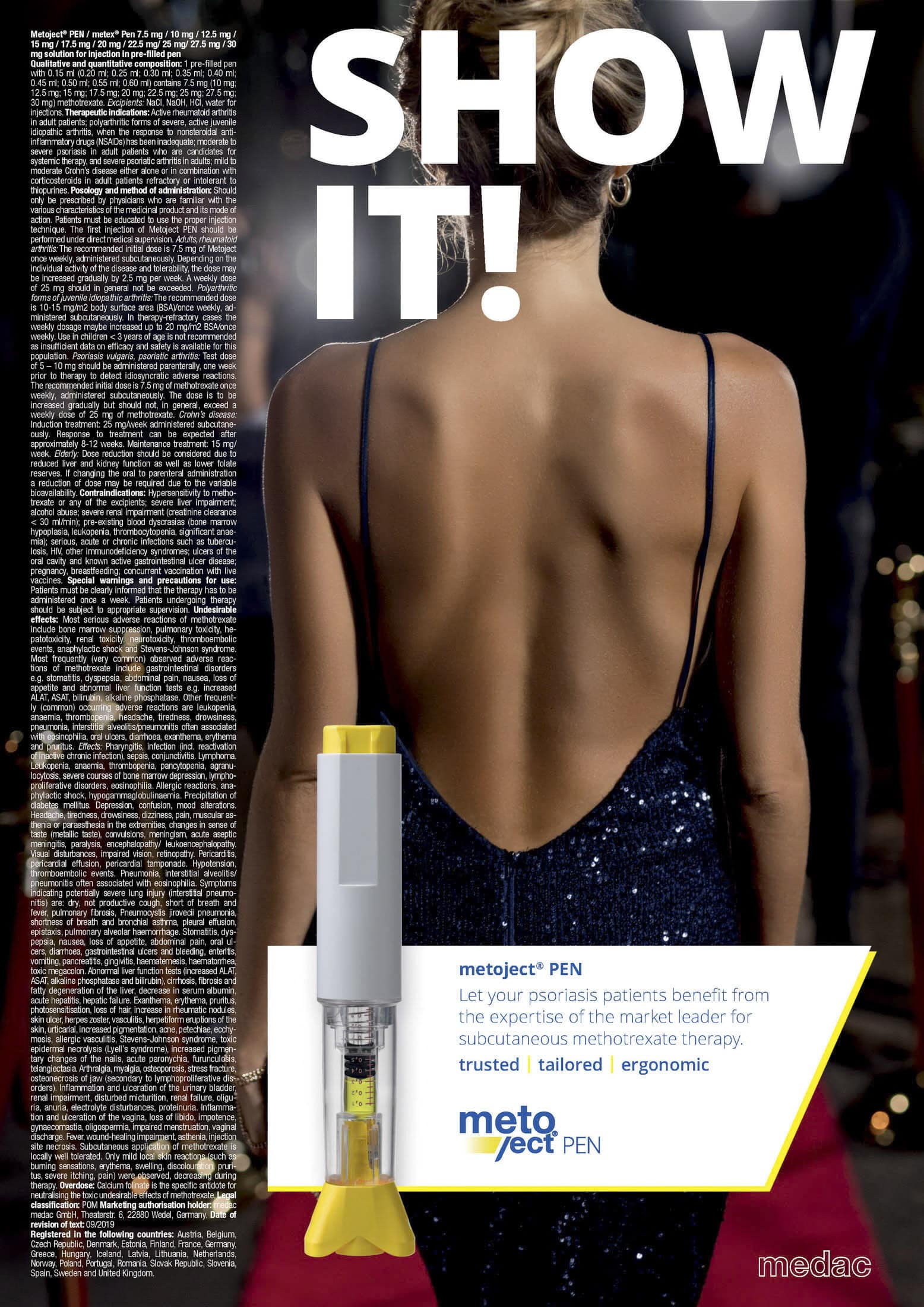 Eine Person mit nacktem Rücken trägt ein schwarzes Kleid und blickt von sich weg. Darüber steht der Text „ZEIG ES!“. Im Vordergrund ist ein Metoject PEN zu sehen, der zur subkutanen Methotrexat-Therapie verwendet wird, mit einem beschreibenden Text über seine Vorteile. © Fotografie Tomas Rodriguez