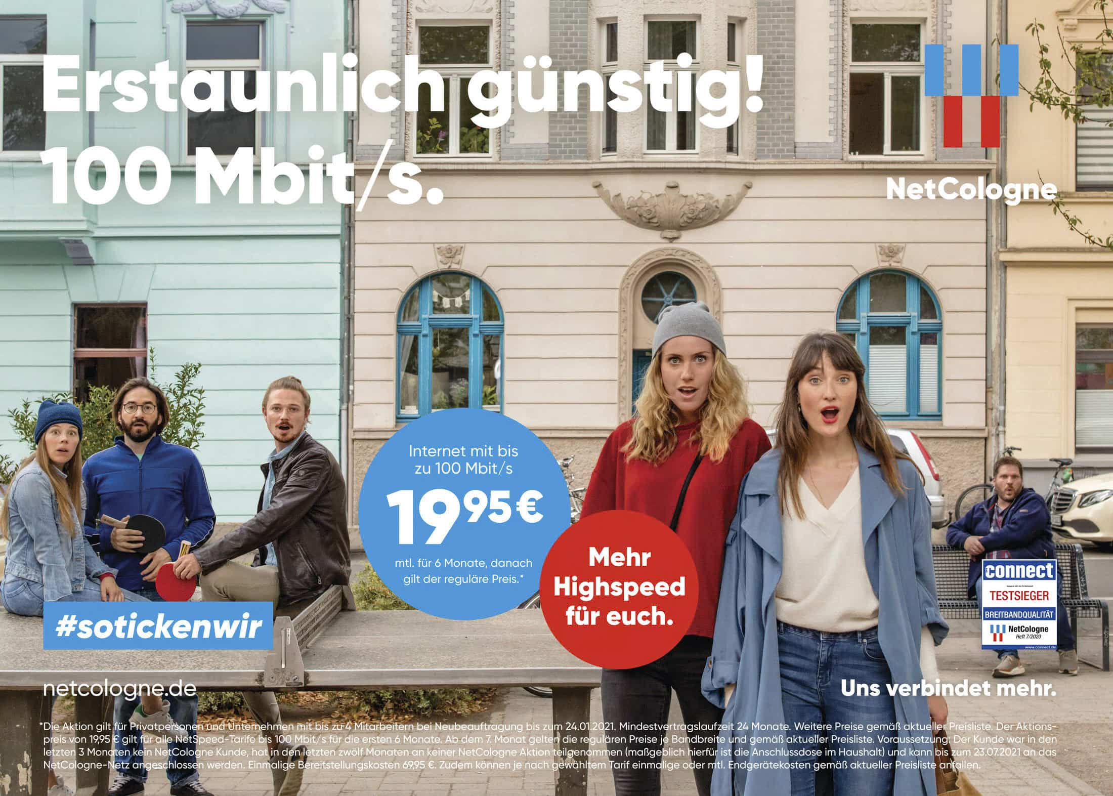 Eine Gruppe von vier Personen steht auf einem Bürgersteig in der Stadt und drückt ihre Überraschung aus. Text lautet „Erstaunlich günstig! 100 Mbit/s“ und „Mehr Highspeed für euch.“ Das NetCologne-Logo und Werbedetails zu Internetpreisen werden angezeigt. #sotickenwir. © Fotografie Tomas Rodriguez