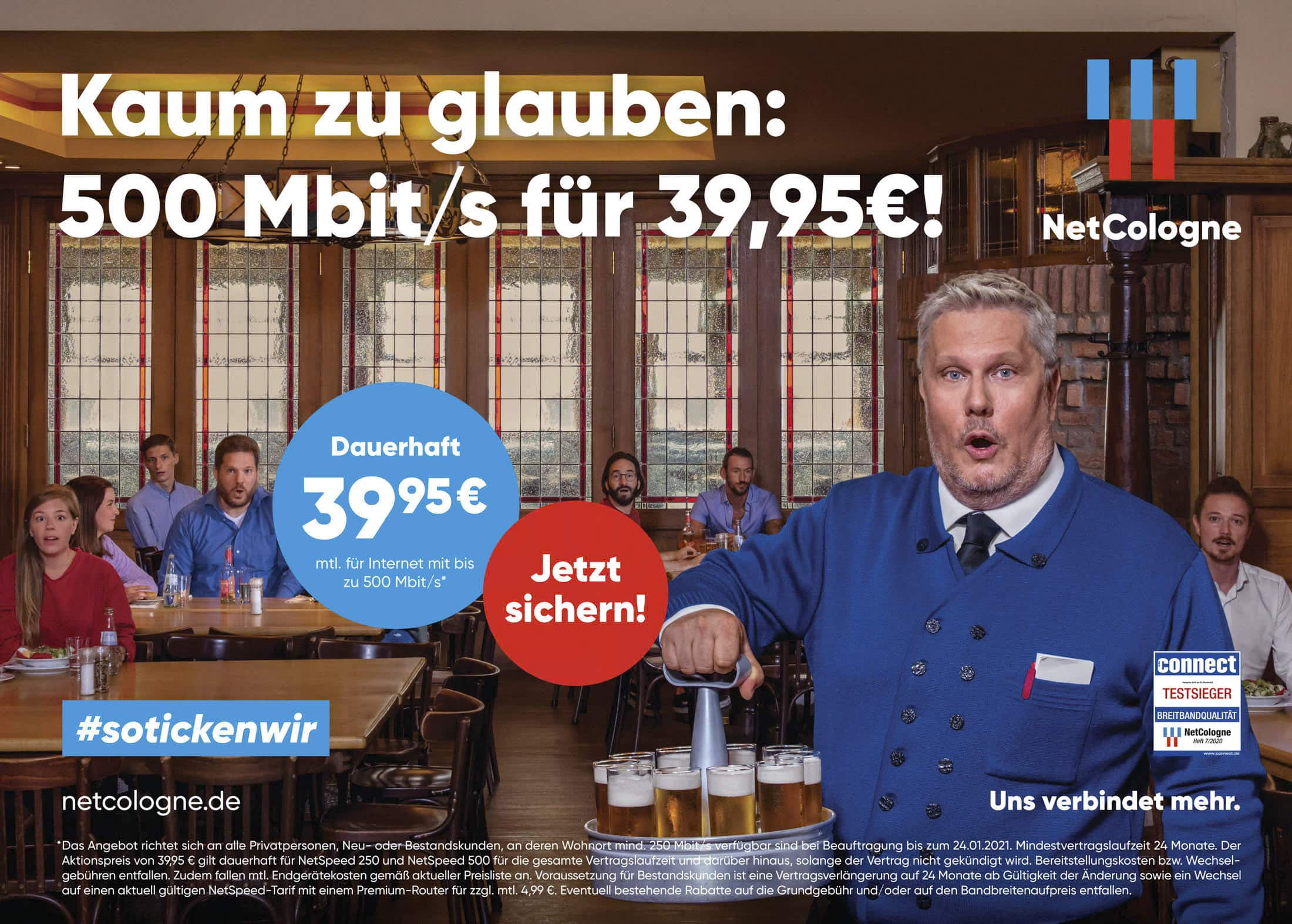 Ein Mann, der in einer Bierhalle ein Tablett mit Bier hält, ist in einem kreisförmigen Rahmen hervorgehoben. Text: „Kaum zu glauben: 500 Mbit/s für 39,95€!“ und „Jetzt sichern!“ mit NetCologne-Branding. Im Hintergrund sitzen Menschen an langen Tischen. © Fotografie Tomas Rodriguez