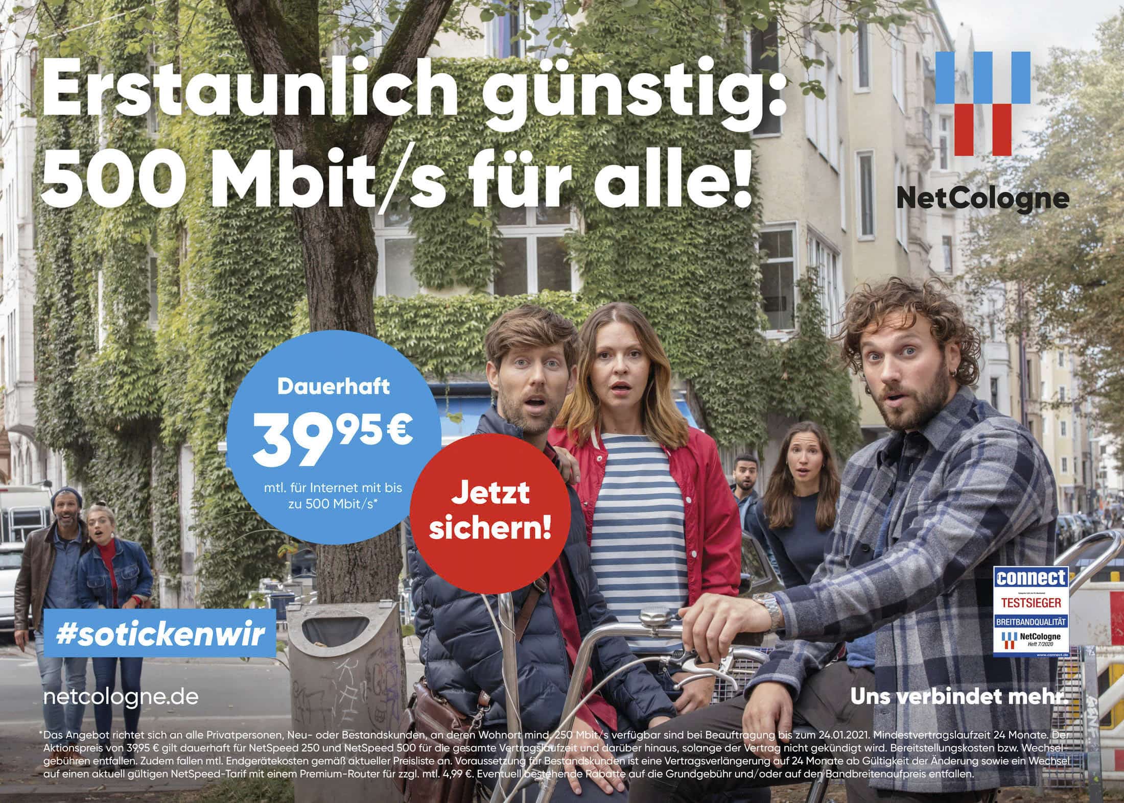 Eine Gruppe von Menschen steht überrascht auf der Straße. Hinter ihnen fährt ein Fahrradfahrer. Der Text lautet: „Erstaunlich günstig: 500 Mbit/s für alle! Dauerhaft 39,95€.“ In der oberen rechten Ecke ist das Branding von NetCologne zu sehen. © Fotografie Tomas Rodriguez