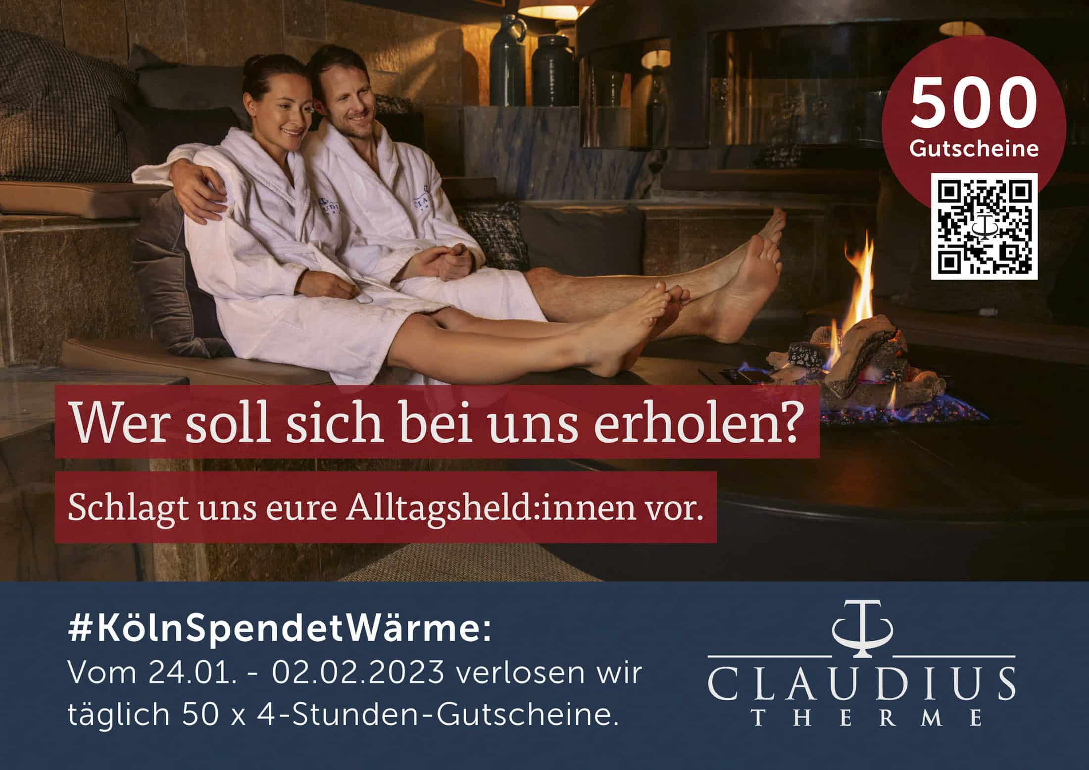 Ein Paar in weißen Bademänteln entspannt auf einer braunen Couch vor dem Kamin. Der Text wirbt für ein Giveaway für Alltagshelden mit Thermenpässen der Claudius Therme. Ein QR-Code und ein Logo sind sichtbar. © Fotografie Tomas Rodriguez