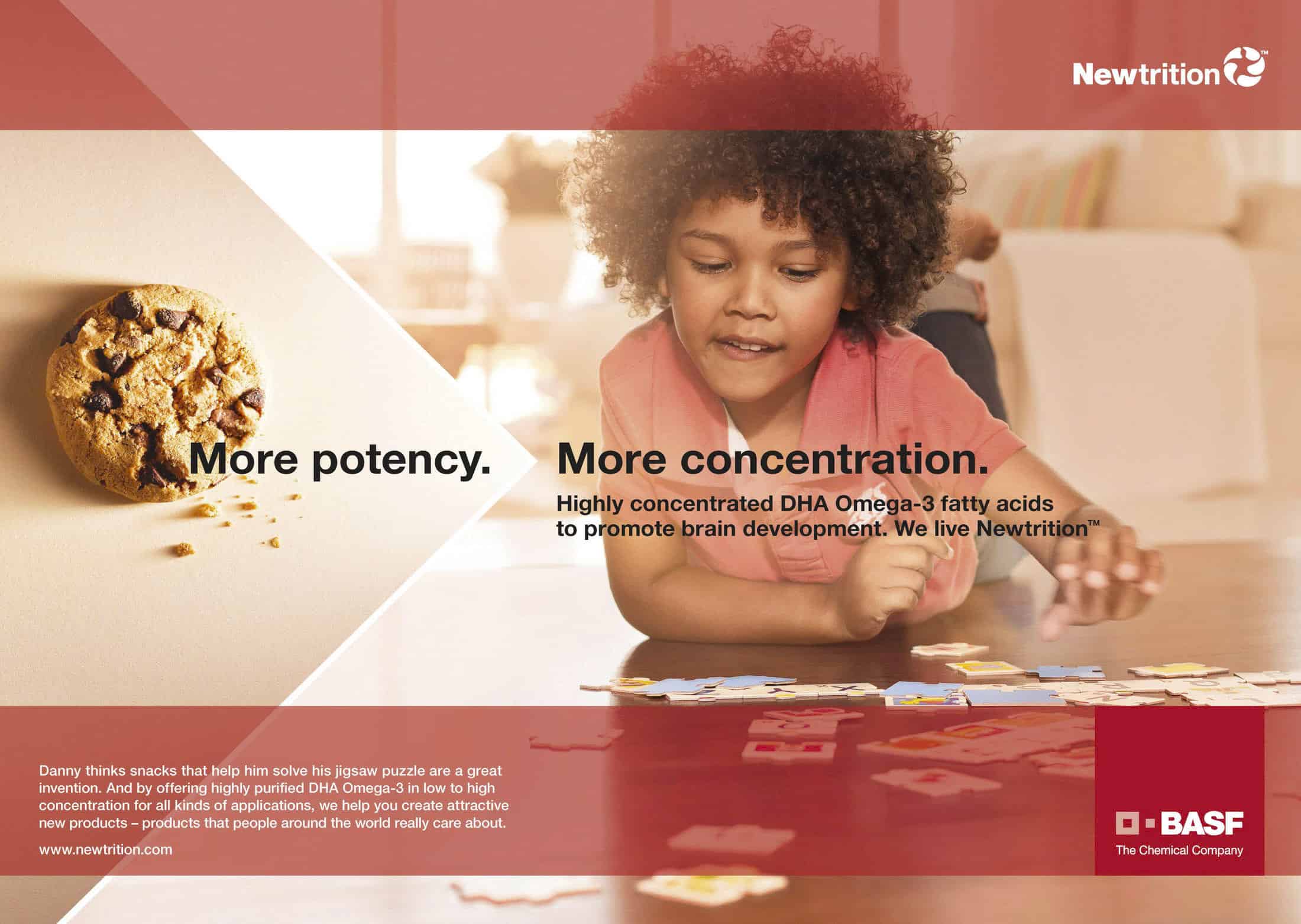 Ein Kind liegt auf einem Holzboden und setzt ein buntes Puzzle zusammen. Neben dem Kind liegt ein Schokoladenkeks. Der Overlay-Text lautet: „Mehr Kraft. Mehr Konzentration.“ Werbung für DHA-Omega-3-Fettsäuren von Newtrition, Teil der BASF. © Fotografie Tomas Rodriguez