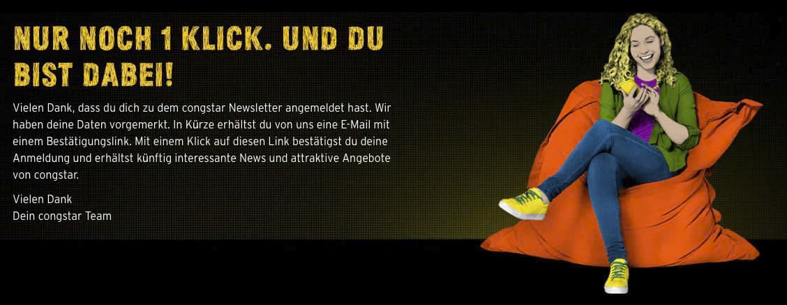 Eine Person mit lockigem Haar und legerer Kleidung sitzt lächelnd auf einem roten Sitzsack. Der Text oben lautet: „Nur noch 1 Klick. Und du bist dabei!“ mit zusätzlichen Informationen zur Newsletter-Anmeldung. © Fotografie Tomas Rodriguez