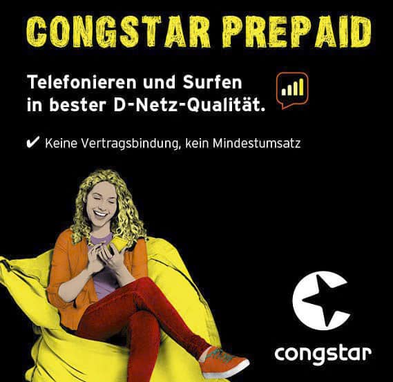 Eine Frau in roter Hose und gelber Jacke lacht, während sie ein Smartphone in der Hand hält. Text lautet: „Congstar Prepaid: Telefonieren und Surfen in bester D-Netz-Qualität. Keine Vertragsbindung, kein Mindestumsatz.“ Das Congstar-Logo wird angezeigt. © Fotografie Tomas Rodriguez