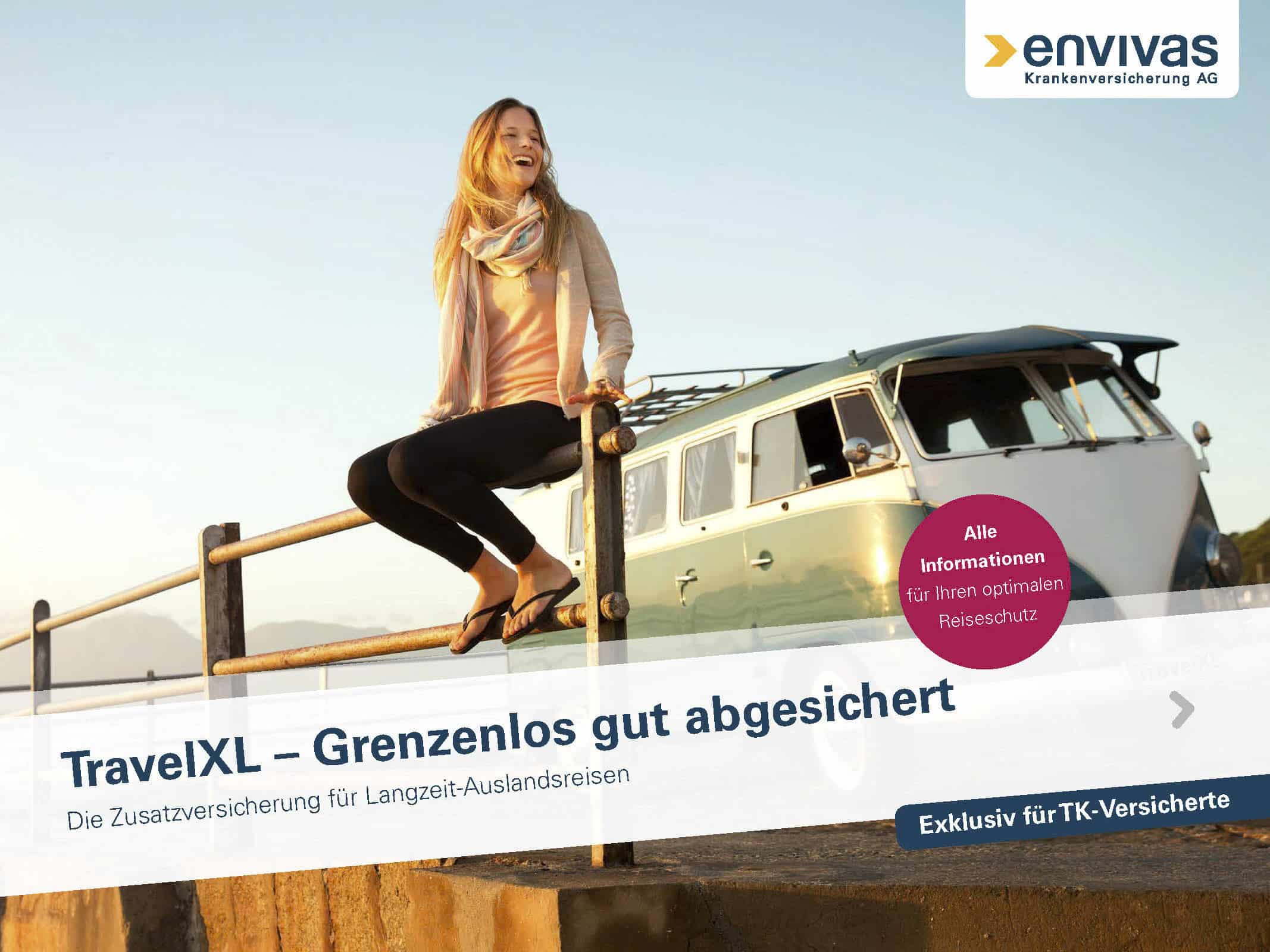 Eine Frau sitzt auf einem Geländer neben einem klassischen Van am Meer, lächelt und schaut weg. Der Text auf dem Bild macht Werbung für die TravelXL-Versicherung für langfristige Auslandsreisen. Das Envivas-Logo befindet sich in der oberen rechten Ecke. © Fotografie Tomas Rodriguez