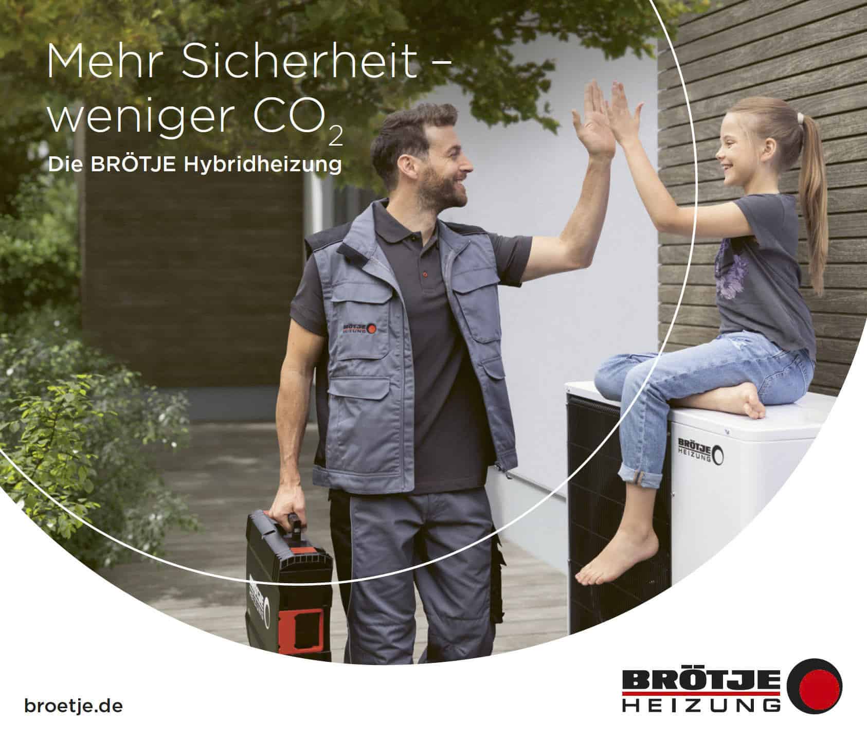 Ein Mann in Arbeitsuniform gibt einem lächelnden Mädchen, das auf einer Heizung sitzt, ein High Five. Der Text lautet „Mehr Sicherheit - weniger CO₂ Die BRÖTJE Hybridheizung“ mit dem BRÖTJE-Logo und der Website. © Fotografie Tomas Rodriguez
