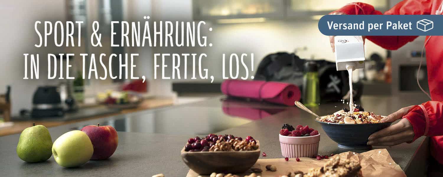 Eine Küchenszene zeigt eine Person, die Müsli in eine Schüssel schüttet, umgeben von Früchten, einer rosa Yogamatte und verschiedenen kleinen Küchenutensilien. Der deutsche Text lautet „Sport & Ernährung: In die Tasche, fertig, los!“ und „Versand per Paket“ mit einem Paketsymbol. © Fotografie Tomas Rodriguez