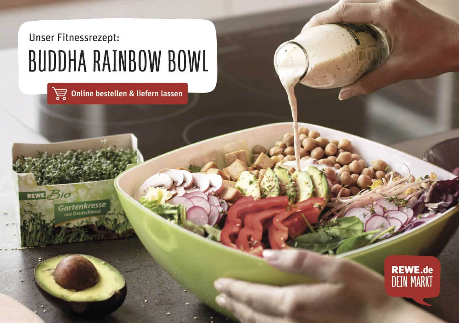 Eine Person gießt Dressing über einen bunten Salat in einer Schüssel, umgeben von Zutaten wie Avocado, Sprossen, Kichererbsen und geschnittenem Gemüse. Ein Text hebt das Gericht als „Buddha Rainbow Bowl“ hervor und wirbt für Online-Bestellung und Lieferung bei REWE. © Fotografie Tomas Rodriguez