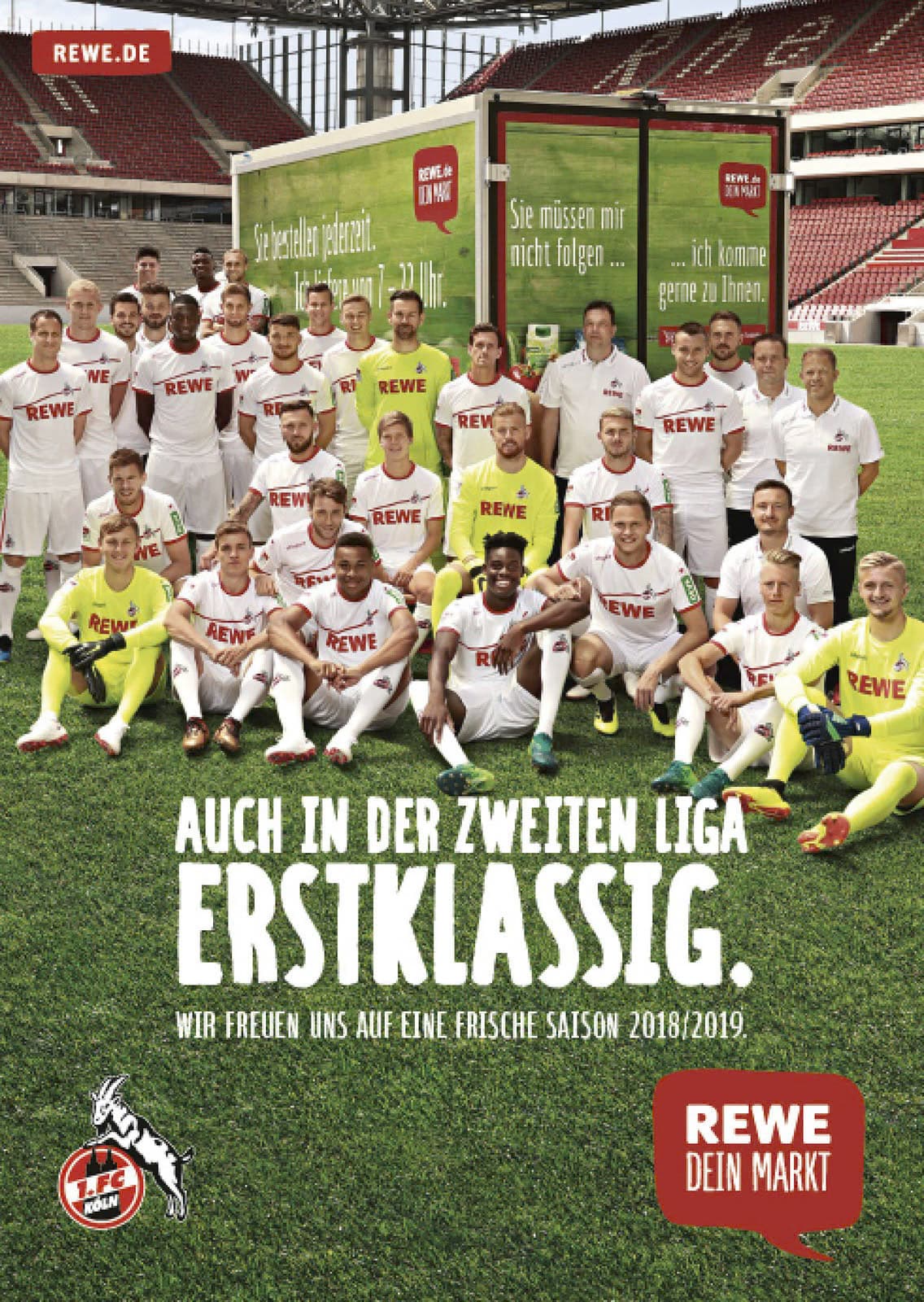 Eine Fußballmannschaft posiert für ein Gruppenfoto in einem Stadion. Sie tragen weiße Trikots, einige Spieler tragen gelbe Torwart-Outfits. Dahinter steht ein grüner Truck mit Slogans. Das Bild wirbt für einen Neustart in die Saison 2018/2019. Unten das REWE-Logo. © Fotografie Tomas Rodriguez