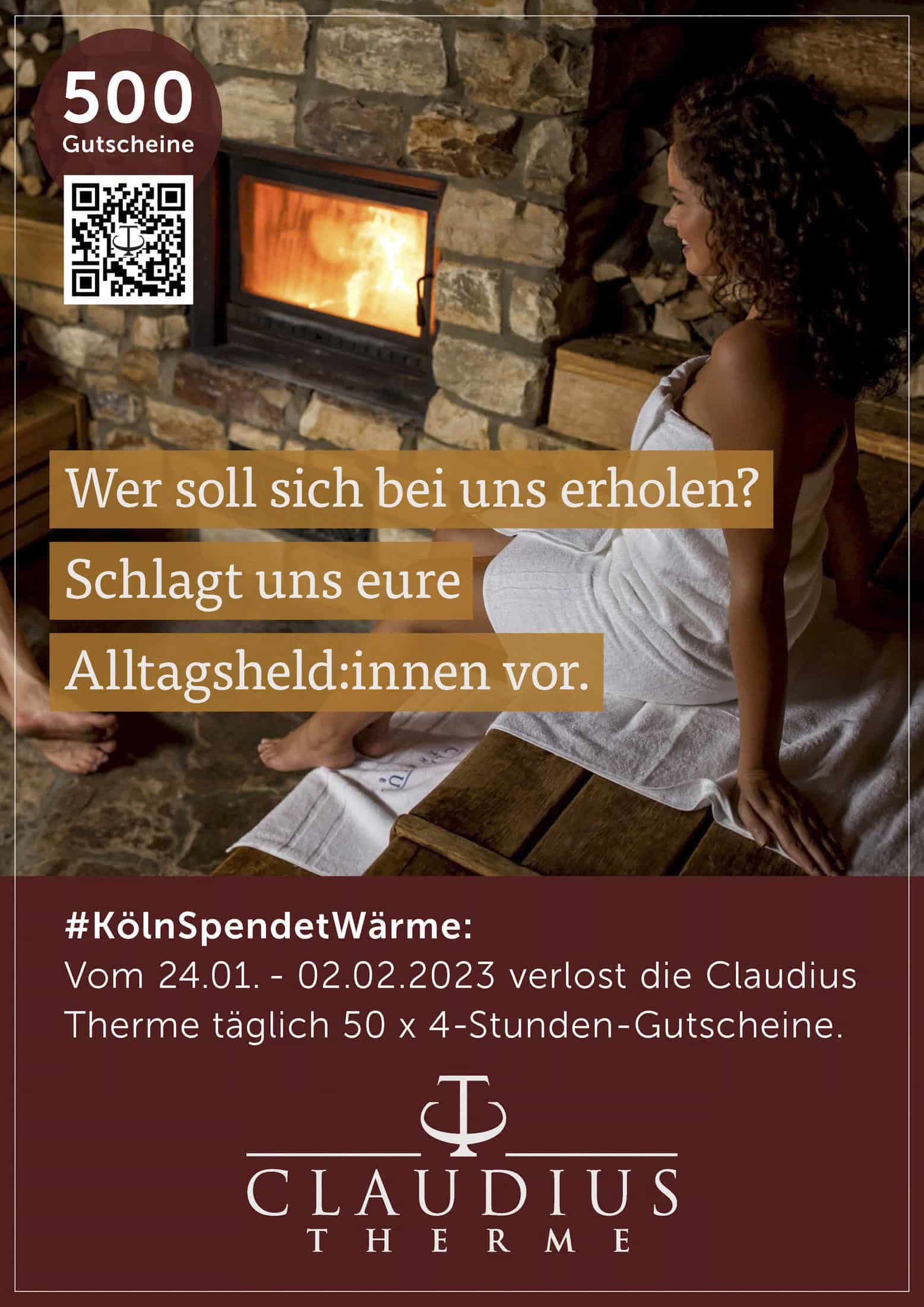 Eine schwangere Frau im weißen Handtuch sitzt lächelnd vor einem Kamin. Ein QR-Code und ein Text zur Nominierung von Alltagshelden für die Verlosung von Gutscheinen sind eingeblendet. Unten ist das Logo der Claudius Therme zu sehen. © Fotografie Tomas Rodriguez