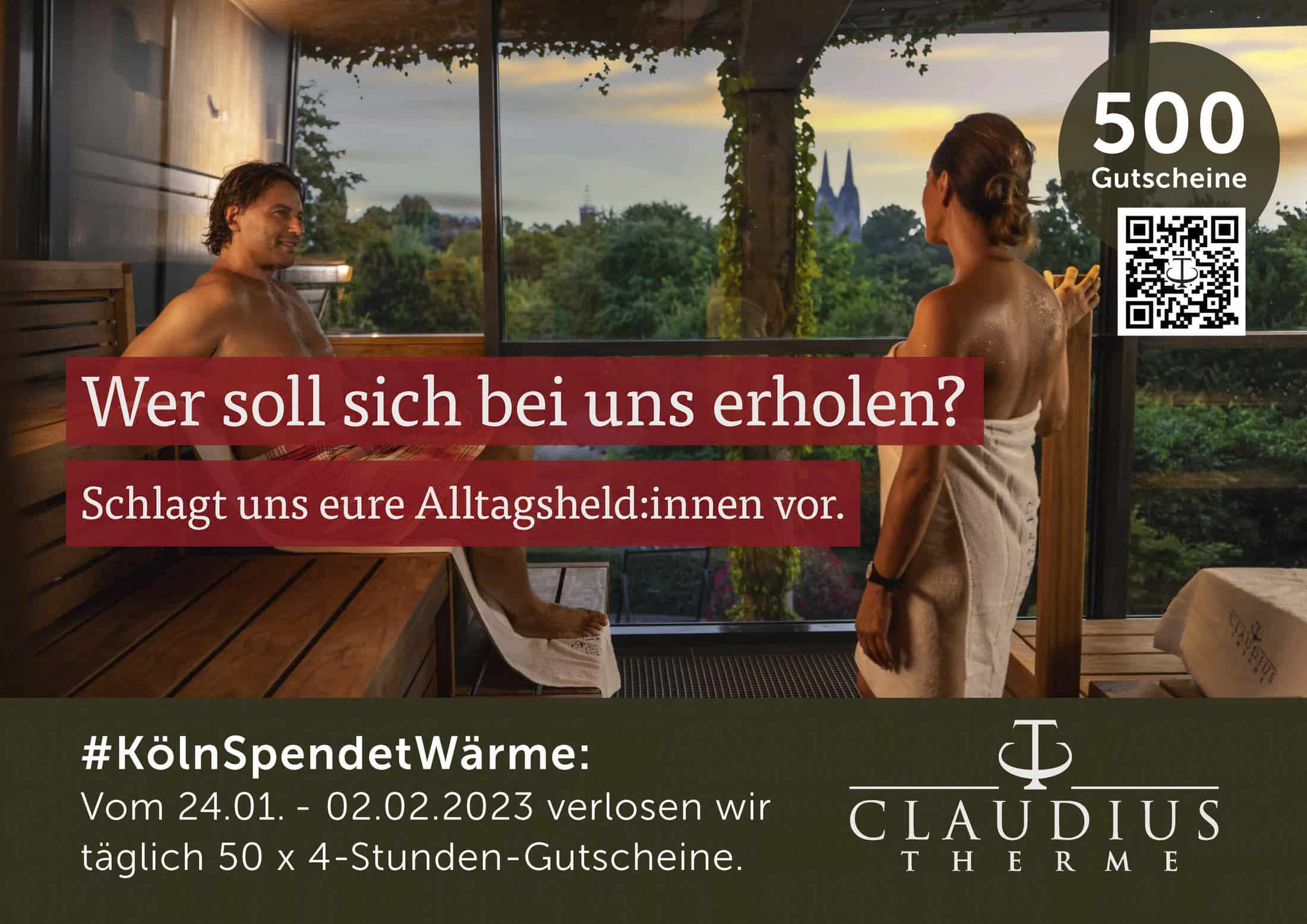 Zwei Menschen in weißen Bademänteln unterhalten sich auf einer Terrasse mit Aussicht. Der Text enthält Informationen zu einem Gewinnspiel der Claudius Therme, bei dem vom 24. Januar bis 2. Februar 2023 Wellnessgutscheine für Alltagshelden angeboten werden. © Fotografie Tomas Rodriguez