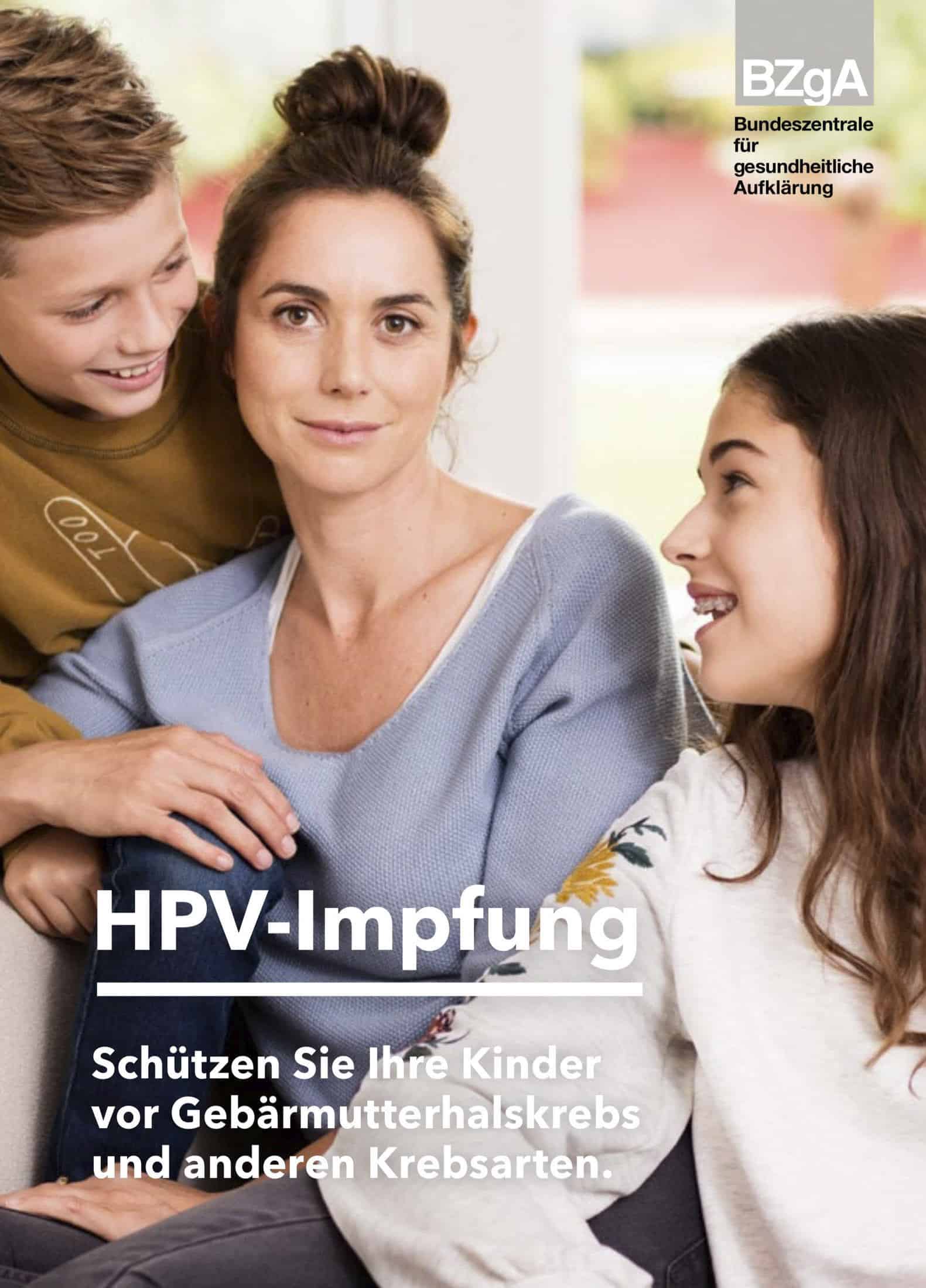 Eine Frau sitzt mit zwei Kindern auf einem Sofa, eines auf jeder Seite. Der Junge links und das Mädchen rechts schauen sie an. Der Text wirbt auf Deutsch für die HPV-Impfung und betont den Schutz vor Gebärmutterhalskrebs und anderen Krebsarten. © Fotografie Tomas Rodriguez