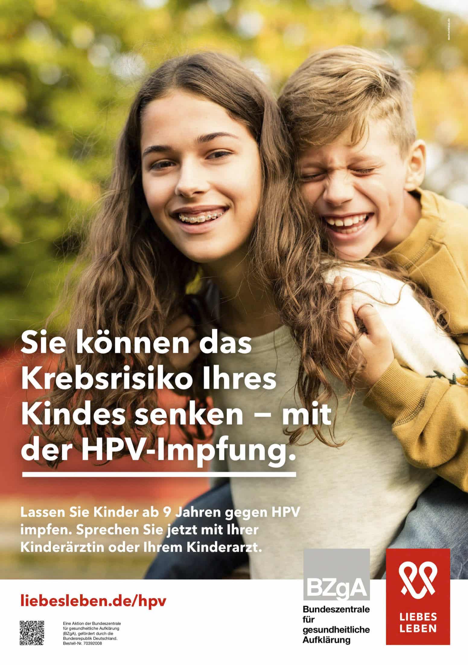 Ein fröhliches junges Mädchen und ein lächelnder Junge, beide in Freizeitkleidung, posieren im Freien. Der Text wirbt für die HPV-Impfung für Kinder ab 9 Jahren und ermutigt Eltern, mit dem Arzt ihres Kindes zu sprechen. © Fotografie Tomas Rodriguez