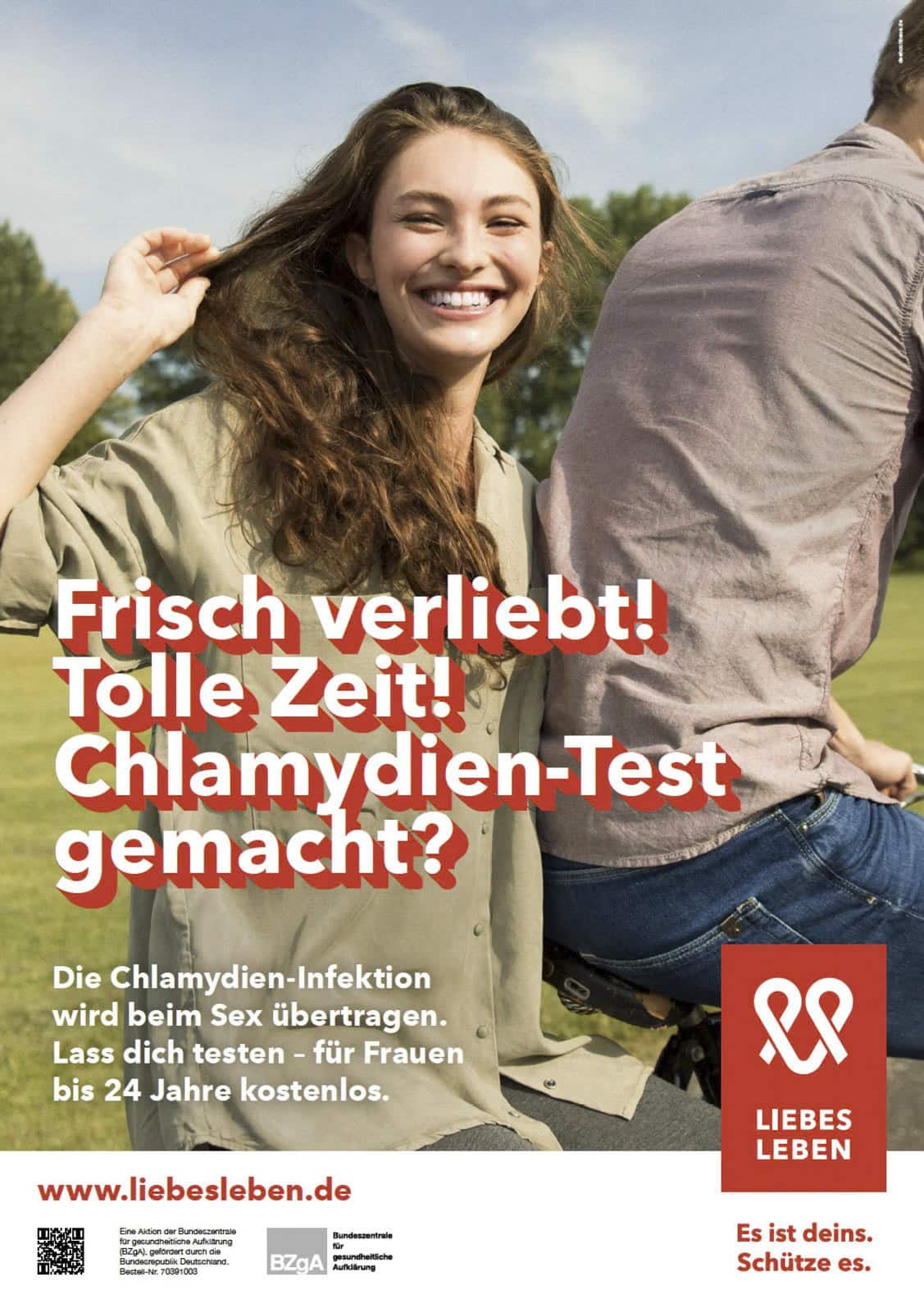 Eine lächelnde Frau sitzt auf einer Bank im Freien, während ein Mann im Jeanshemd mit dem Rücken zur Kamera steht. Der Text wirbt für Chlamydientests, insbesondere für junge Frauen. Im Hintergrund ist Grün zu sehen. © Fotografie Tomas Rodriguez