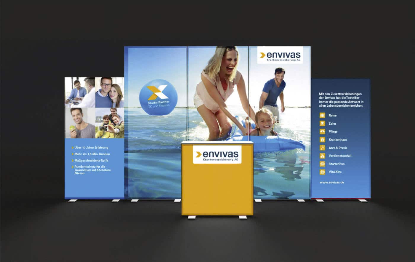 Ein Werbedisplay für die Envivas Krankenversicherung AG. Es zeigt ein Bild einer lächelnden Frau und eines Kindes im Wasser, Firmenlogos und einen Text, der Dienstleistungen im Zusammenhang mit der Krankenversicherung hervorhebt. Davor steht ein Podium mit dem Envivas-Logo. © Fotografie Tomas Rodriguez