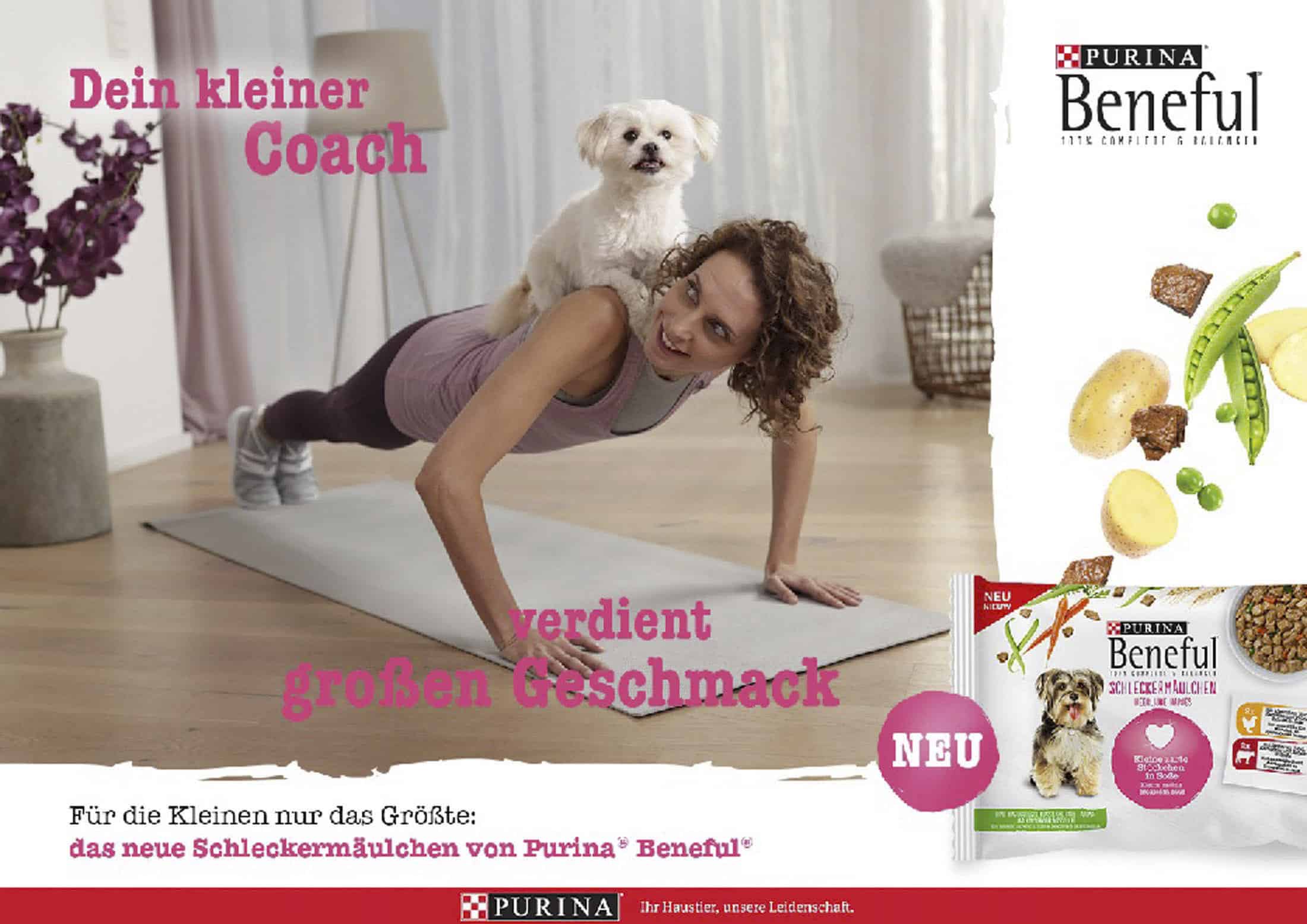 Eine Frau in Trainingskleidung macht eine Plankenübung mit einem kleinen Hund auf ihrem Rücken. Das Bild zeigt die Verpackung von Purina Beneful Hundefutter und einen deutschen Text, der für das Produkt wirbt. Der Hintergrund enthält eine Pflanze und ein Interieur in neutralen Farben. © Fotografie Tomas Rodriguez