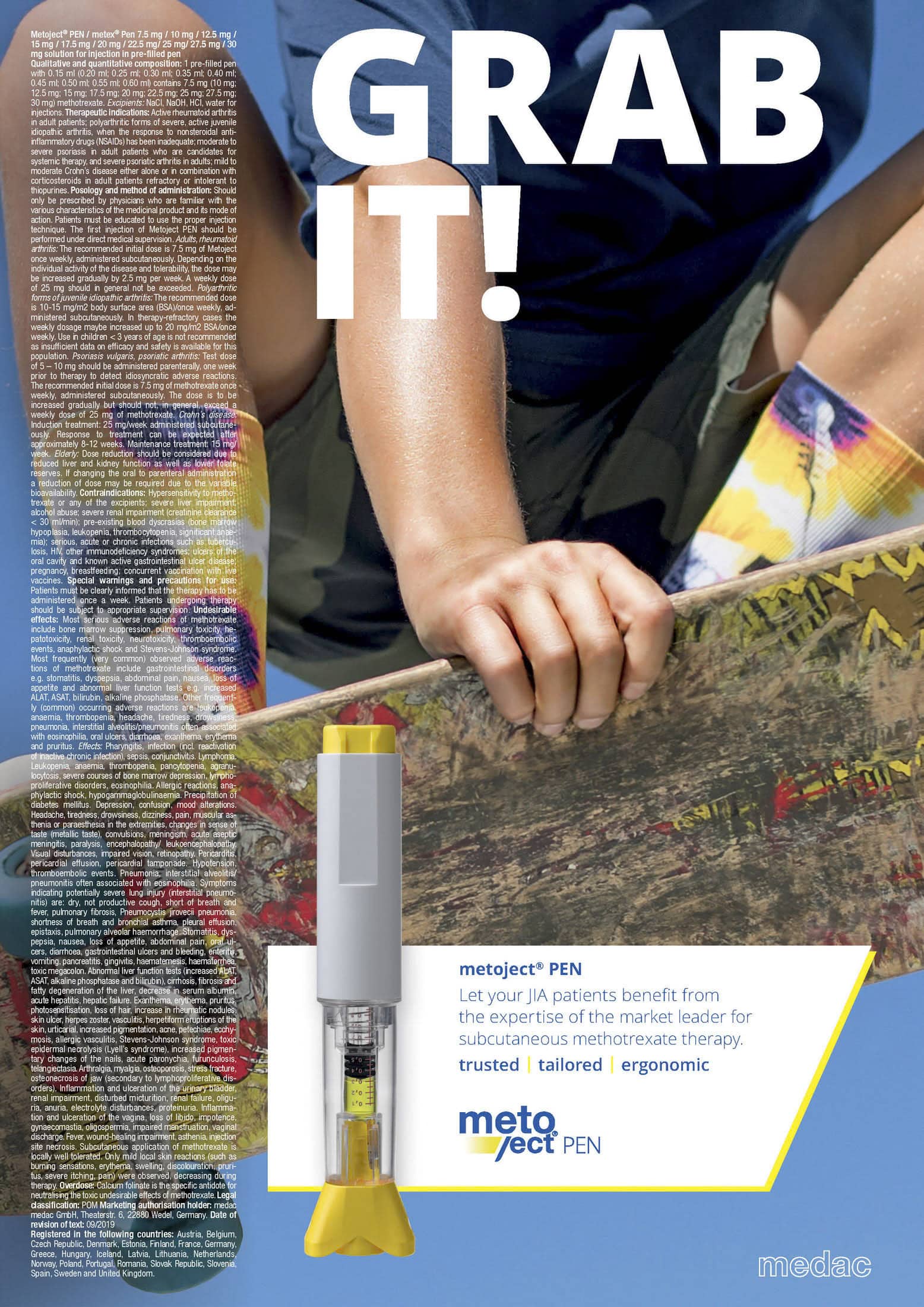 Nahaufnahme einer Person, die ein Skateboard hält, mit den Worten „SCHNAPP ES!“ darüber. Unten ist ein Bild eines gelb-grauen Injektionspens mit Text über die subkutane Methotrexat-Therapie, der sein bewährtes und ergonomisches Design hervorhebt. © Fotografie Tomas Rodriguez