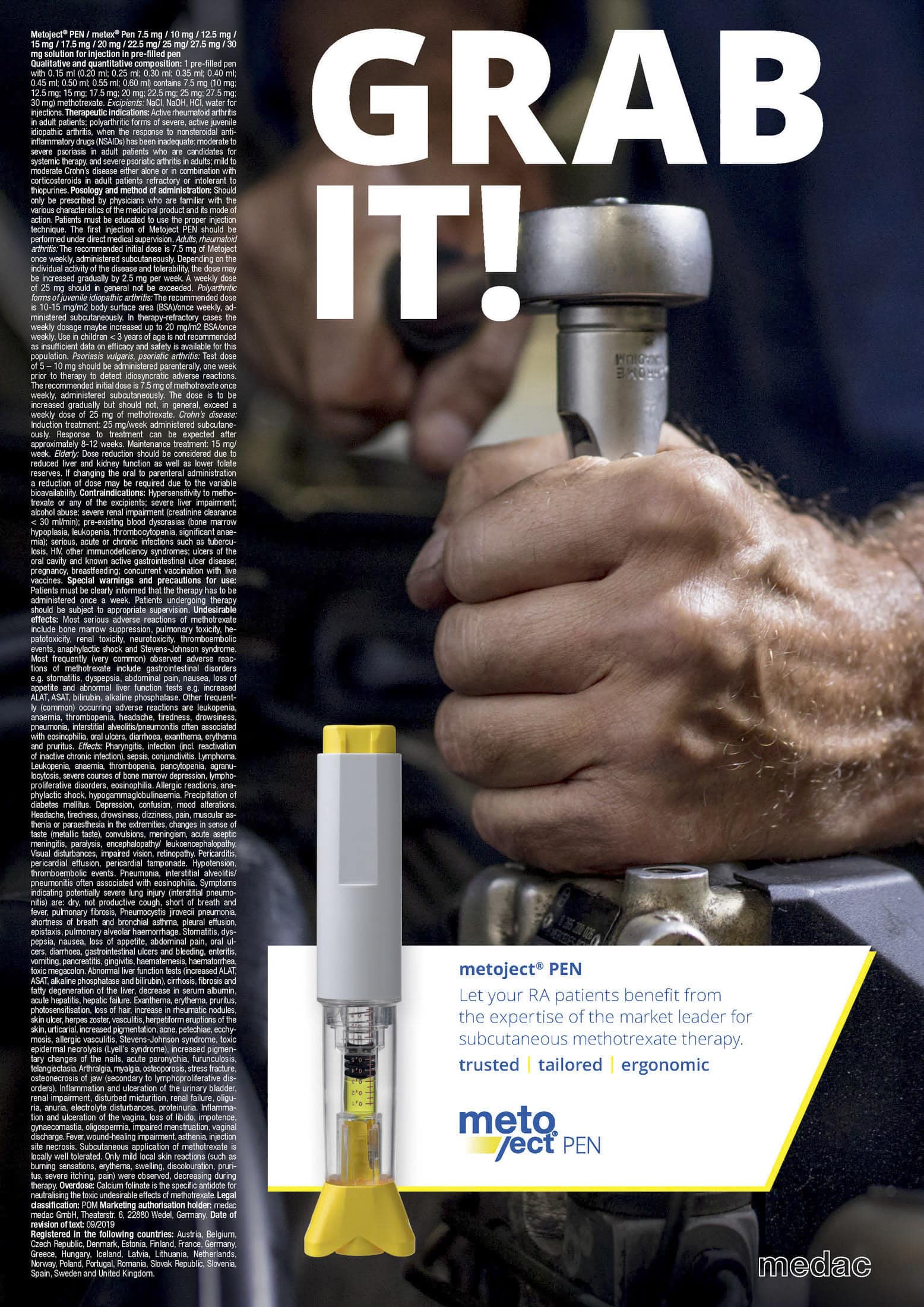 Nahaufnahme von Händen, die ein großes Metallwerkzeug umklammern. Im Hintergrund sind verschwommene Maschinen zu sehen. Im Vordergrund ist ein Bild des Metoject Pen mit dem Text zu sehen: „Greifen Sie zu! Lassen Sie Ihre RA-Patienten von der Expertise des Marktführers profitieren.“. © Fotografie Tomas Rodriguez