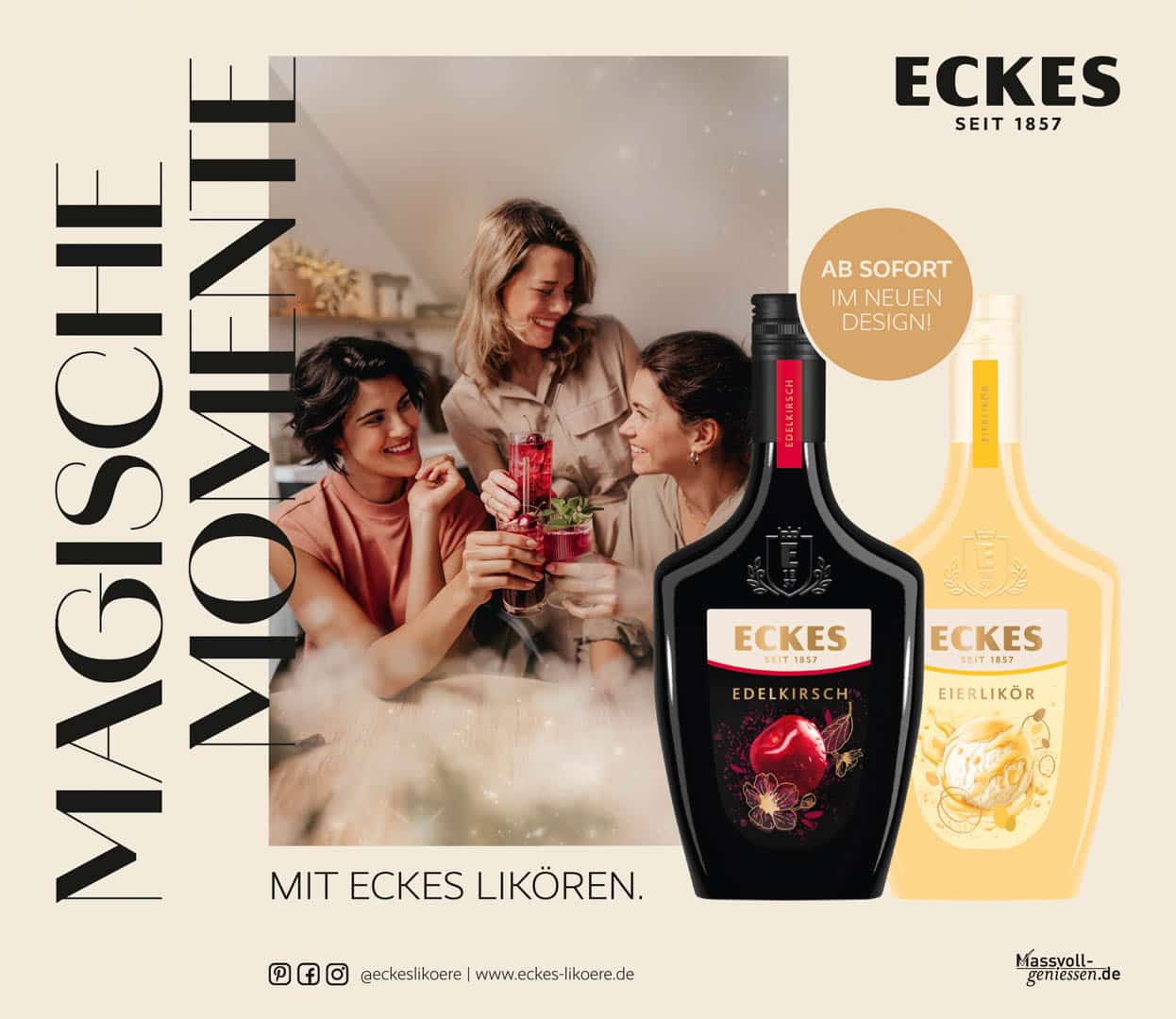 Drei Personen stoßen fröhlich an einem Tisch an. Zwei Flaschen, eine dunkle und eine helle, mit „Eckes“-Branding, werden prominent präsentiert. Der Text lautet „Magische Momente mit Eckes Likören“ und „Ab sofort im neuen Design!“. © Fotografie Tomas Rodriguez