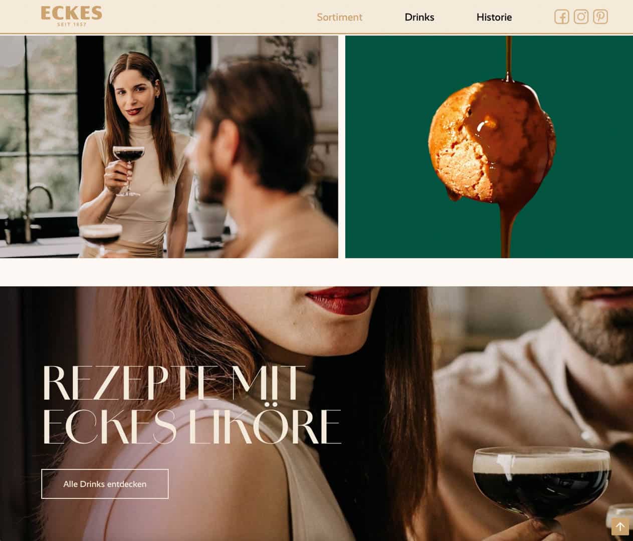 Eine Frau mit einem Drink in der Hand blickt einen Mann in einem Restaurant an. Oben ist ein rundes Dessert auf einer Gabel vor einem grünen Hintergrund zu sehen. Unten steht neben zwei Personen, die Cocktails trinken, der Text „Rezepte mit Eckes Liköre“. © Fotografie Tomas Rodriguez