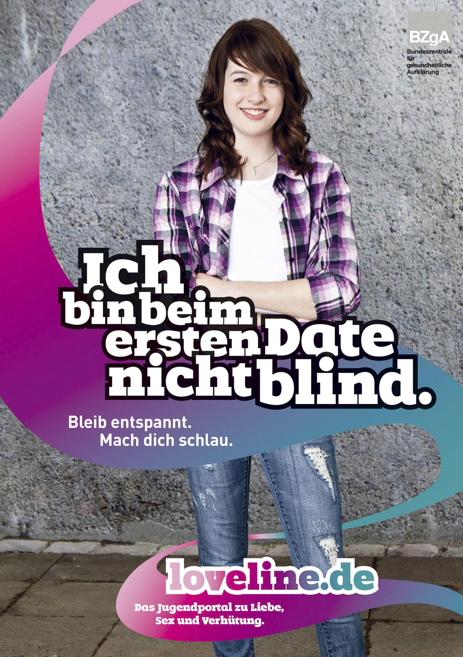 Junge Frau im karierten Hemd lächelt mit verschränkten Armen vor buntem Hintergrund. Text lautet: „Ich bin beim ersten Date nicht blind. Bleib entspannt. Mach dich schlau.“ - loveline.de, ein Jugendportal für Liebe, Sex und Verhütung. © Fotografie Tomas Rodriguez