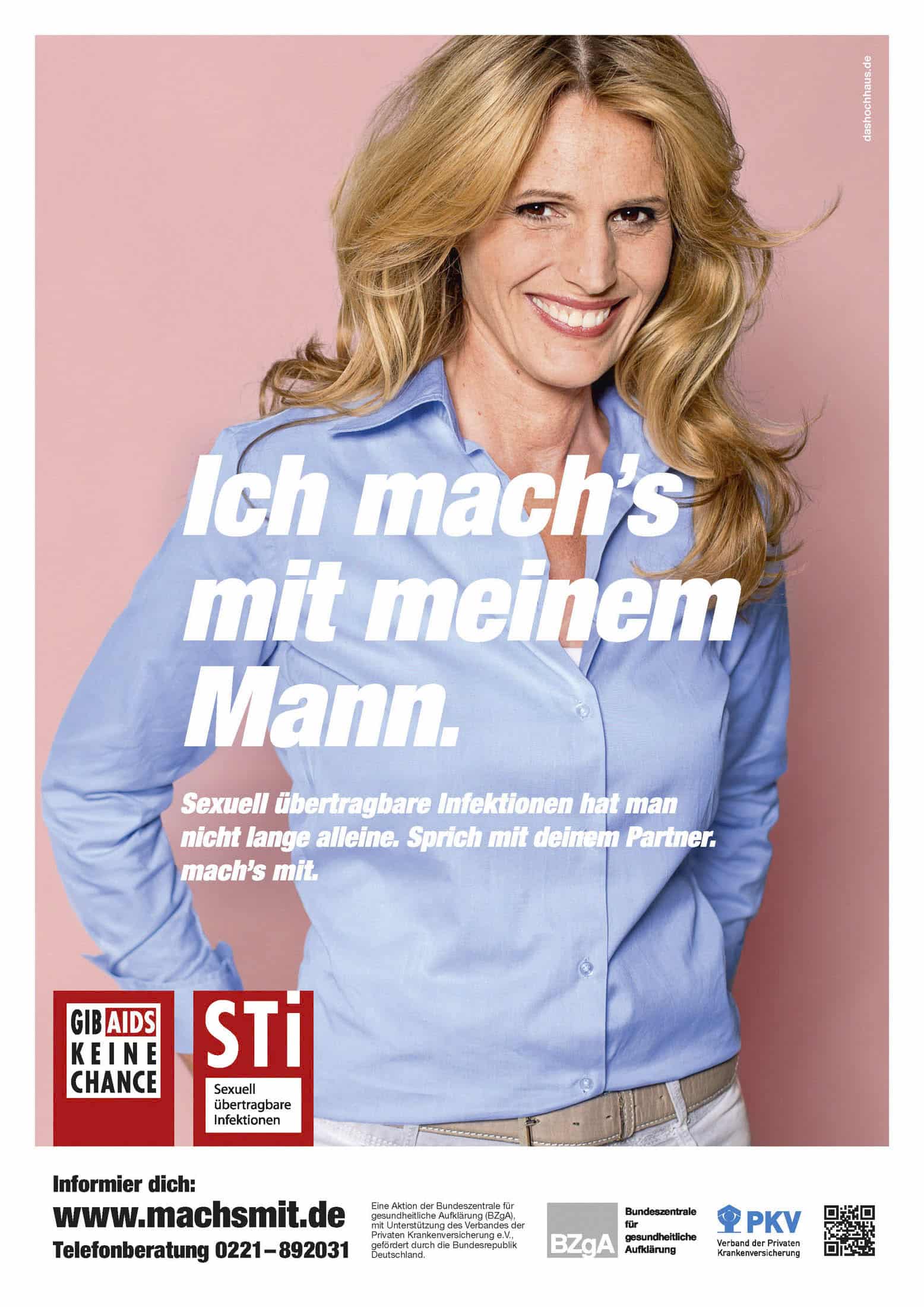 Eine Frau mit langen blonden Haaren lächelt und verschränkt die Arme. Sie trägt ein blaues Hemd. Der deutsche Text lautet „Ich mach’s mit meinem Mann“ und soll das Bewusstsein für sexuelle Gesundheit fördern. Logos und Kontaktinformationen finden Sie unten. © Fotografie Tomas Rodriguez