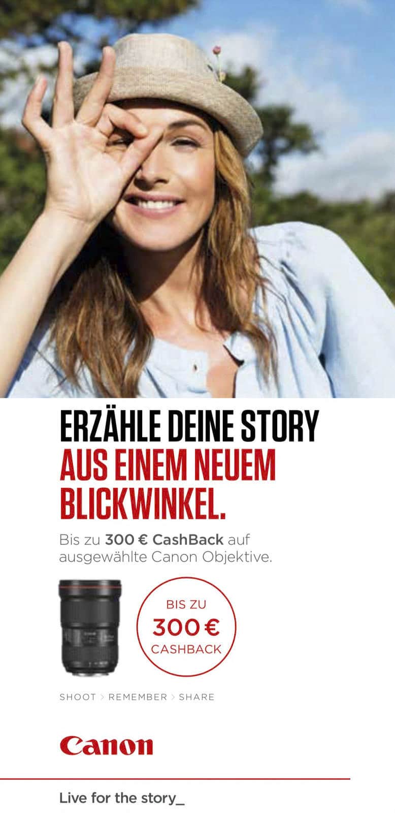 Eine lächelnde Person mit Hut posiert im Freien und umrahmt ihr Auge mit der Hand. Der Text auf Deutsch wirbt für bis zu 300 € Cashback auf ausgewählte Canon-Objektive und enthält den Slogan „Live for the Story“ und ein Bild eines Kameraobjektivs. © Fotografie Tomas Rodriguez