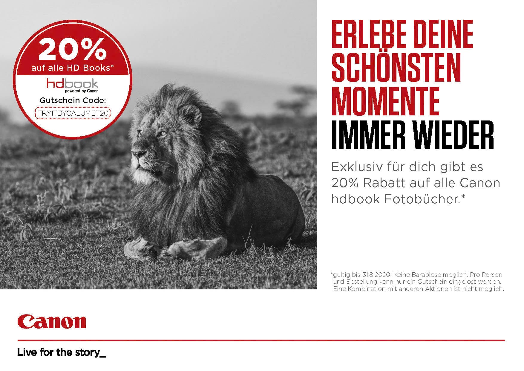 Ein monochromes Bild eines Löwen, der im Gras liegt. Der Text in deutscher Sprache bietet 20 % Rabatt auf Canon hdbook-Fotobücher mit einem Aktionscode, gültig bis 31.8.2020. Das Canon-Logo und der Slogan „Live for the story.“ werden angezeigt. © Fotografie Tomas Rodriguez