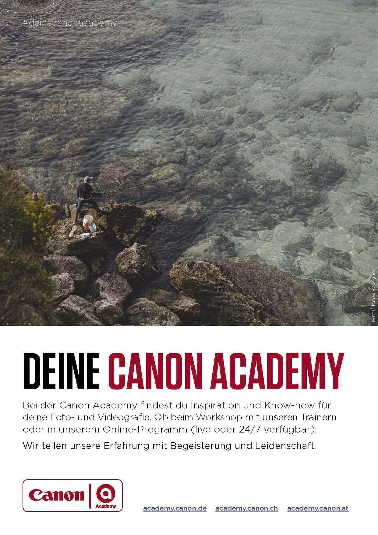 Eine malerische Aussicht mit einer Person, die an einem felsigen Ufer in der Nähe von klarem, türkisfarbenem Wasser sitzt. Der Text unten macht Werbung für die Canon Academy und erwähnt deren Online-Programmverfügbarkeit sowie den Austausch von Leidenschaft und Fachwissen. Logos und Website-URLs sind enthalten. © Fotografie Tomas Rodriguez