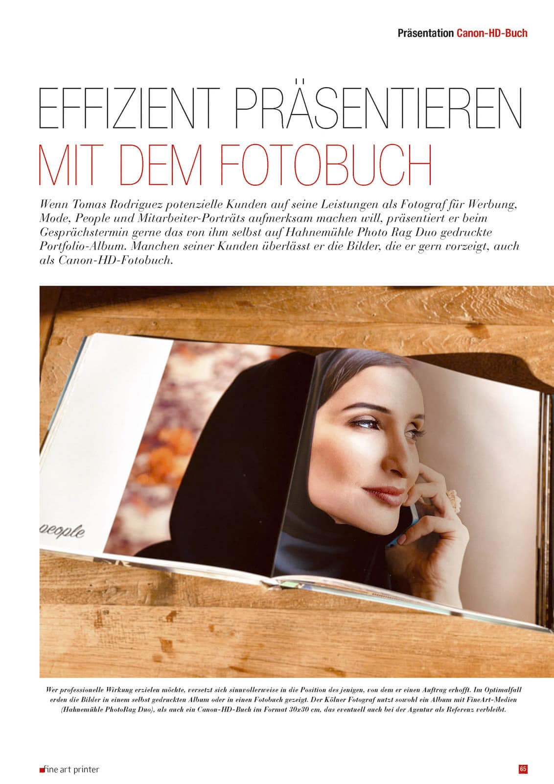Eine Person hält ein Fotobuch aufgeschlagen, auf dem eine Frau mit Kopftuch porträtiert ist. Darüber steht der Text „Effizient Präsentieren mit dem Fotobuch“, gefolgt von einer Beschreibung auf Deutsch. Die Seite ist wie eine Anzeige gestaltet. © Fotografie Tomas Rodriguez