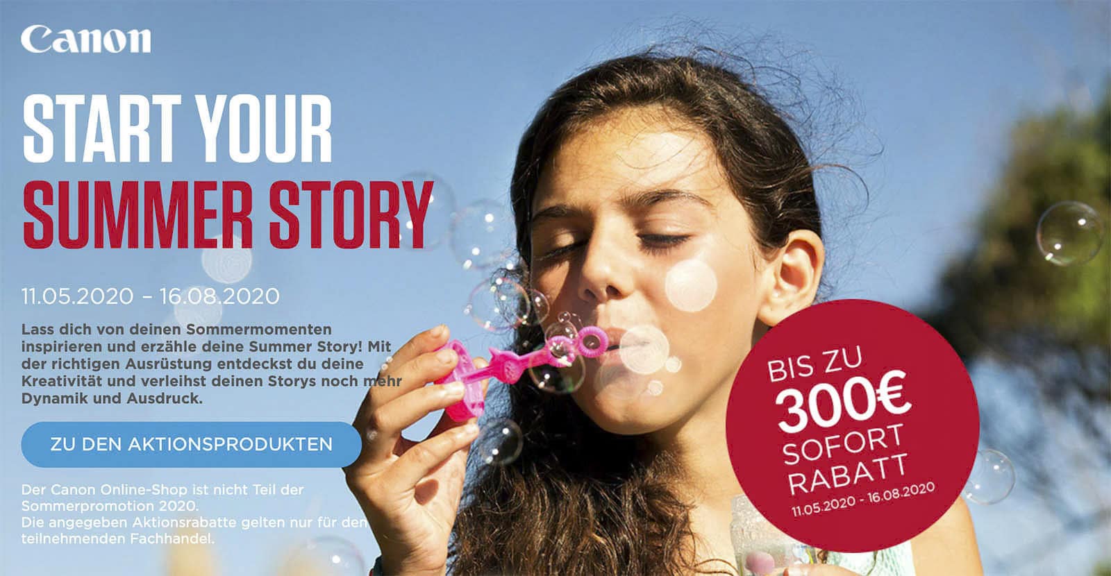 Ein Mädchen macht Seifenblasen in einer sonnigen Umgebung im Freien. Texteinblendungen werben für die Canon Sommeraktion mit Terminen vom 11.05.2020 bis 16.08.2020, die bis zu 300 € Rabatt bietet. Anleitungen und Haftungsausschlüsse in deutscher Sprache begleiten die Anzeige. © Fotografie Tomas Rodriguez