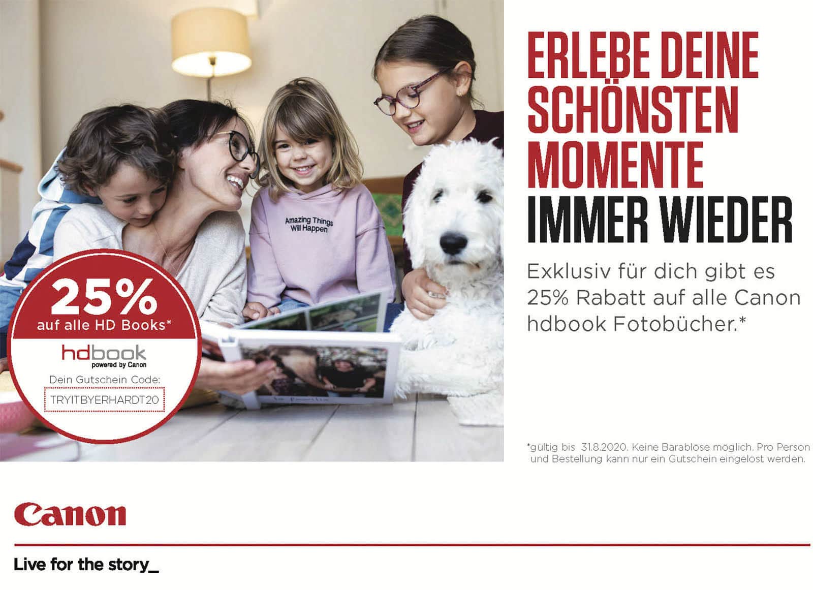 Eine Familie, bestehend aus einer Frau, einem Kind und einem Hund, sitzt lächelnd und unterhaltend auf einem Sofa. Der Text wirbt für einen Rabatt von 25 % auf Canon-Fotobücher. Unten steht der Canon-Slogan „Live for the Story“. © Fotografie Tomas Rodriguez