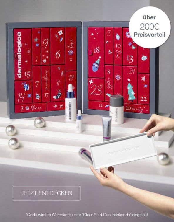 Eine Person stellt Dermalogica-Adventskalender mit nummerierten roten Türen auf, die mit festlichen Motiven versehen sind. Vorne werden Hautpflegeprodukte ausgestellt. Der deutsche Text verspricht eine Ersparnis von über 200 € und lädt zum Entdecken ein. © Fotografie Tomas Rodriguez