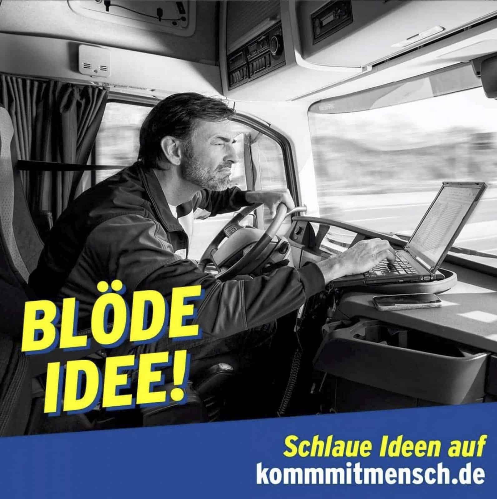 Schwarzweißbild eines LKW-Fahrers, der während der Fahrt auf einen Laptop schaut, mit „BLÖDE IDEE!“ in fettem gelben Text. Auf dem blauen Banner unten steht „Schlaue Ideen auf kommmitmensch.de“. © Fotografie Tomas Rodriguez