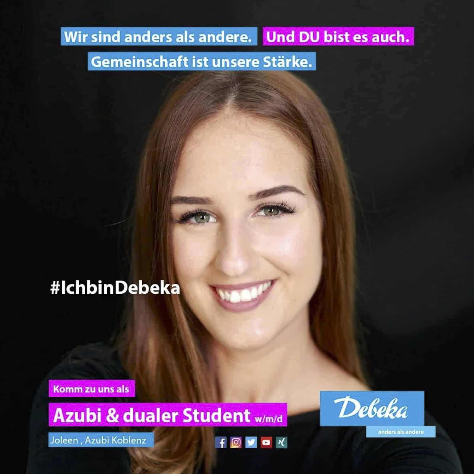 Lächelnde Person mit hellbraunem Haar vor dunklem Hintergrund. Texteinblendungen lauten: „Wir sind anders als andere. Und DU bist es auch. Gemeinschaft ist unsere Stärke.“ „Komm zu uns als Azubi & Dualer Student w/m/d.“ „#IchbinDebeka“ und „Debeka“. © Fotografie Tomas Rodriguez