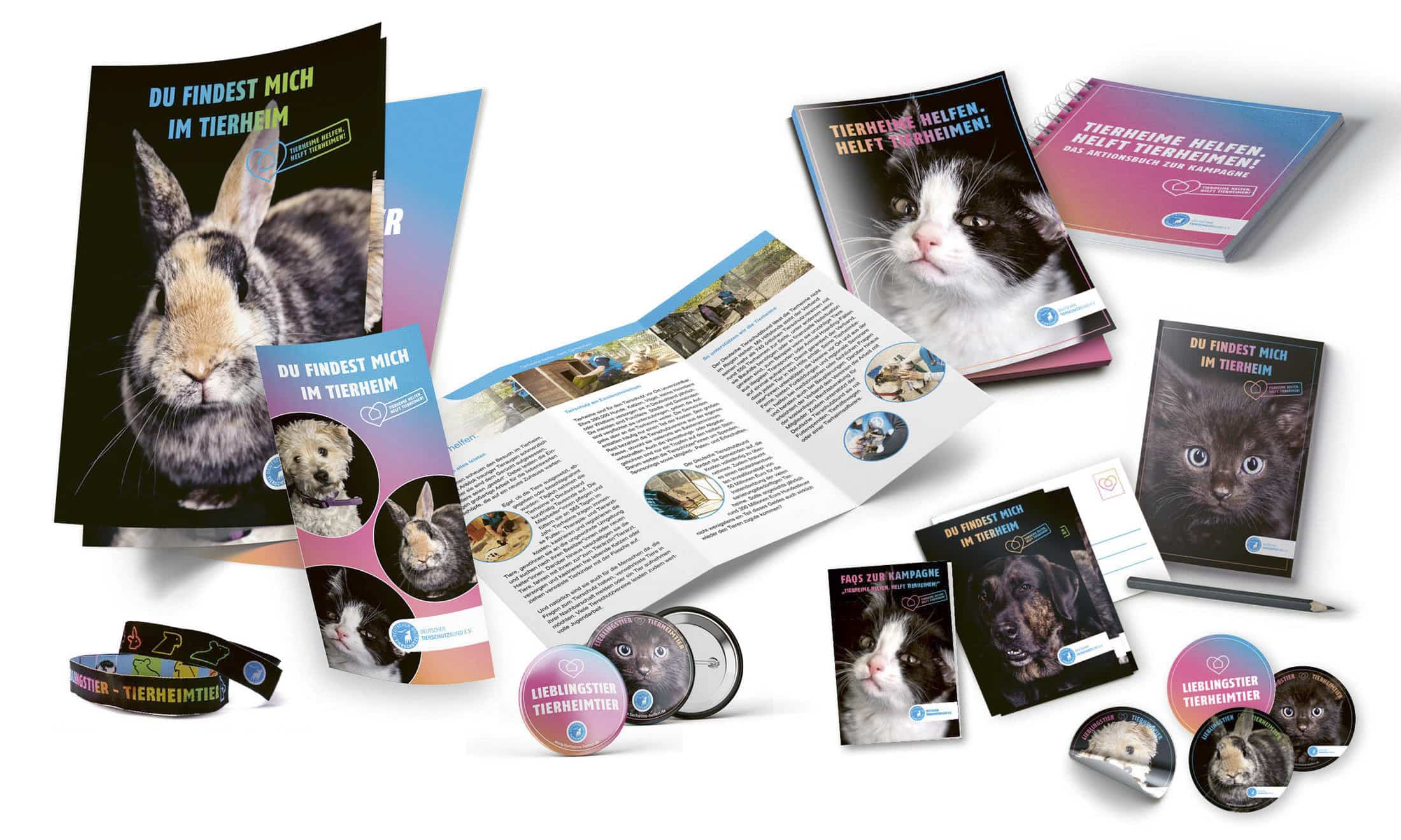 Eine Sammlung von Werbematerialien für Tierheime mit Bildern von Katzen und Kaninchen. Dazu gehören Poster, Broschüren, Hefte, Armbänder und Buttons. Der Text ist auf Deutsch. © Fotografie Tomas Rodriguez